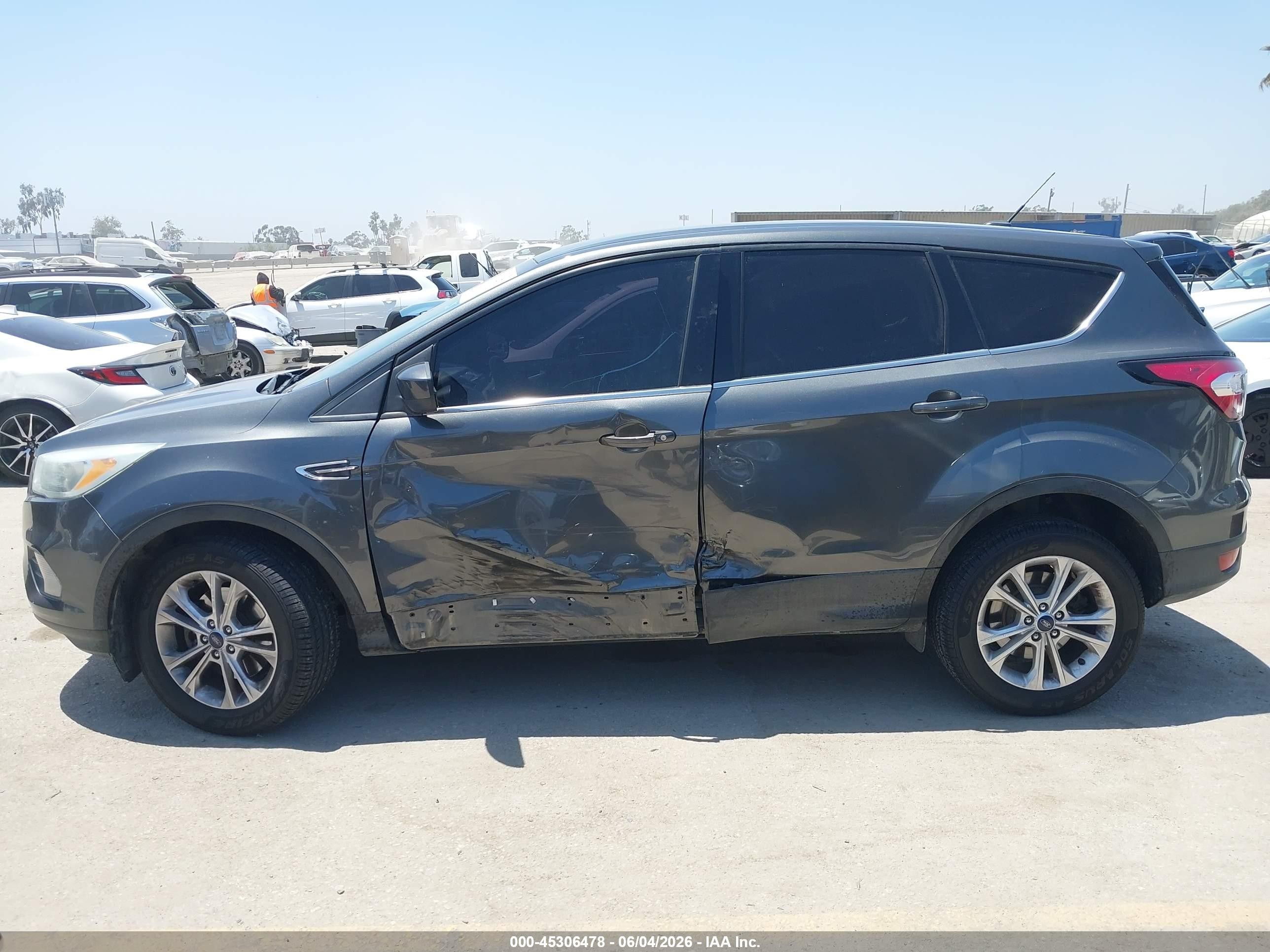 2017 Ford Escape Se Gray vin: 1FMCU9G91HUD44933
