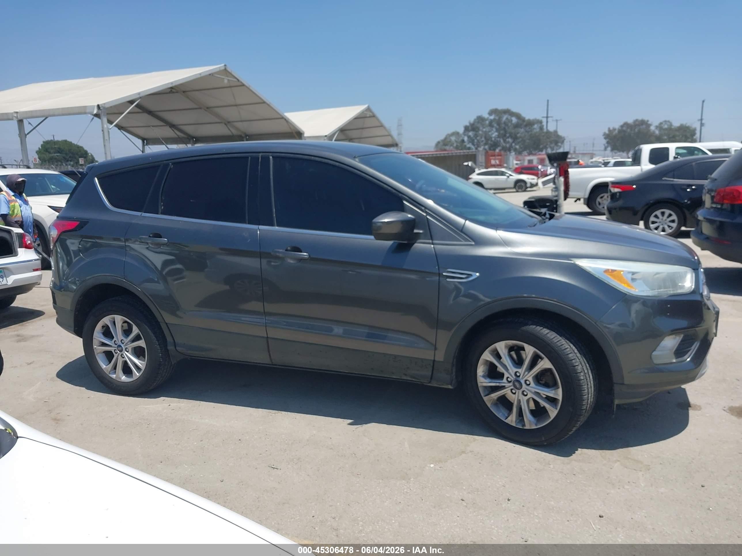 2017 Ford Escape Se Gray vin: 1FMCU9G91HUD44933