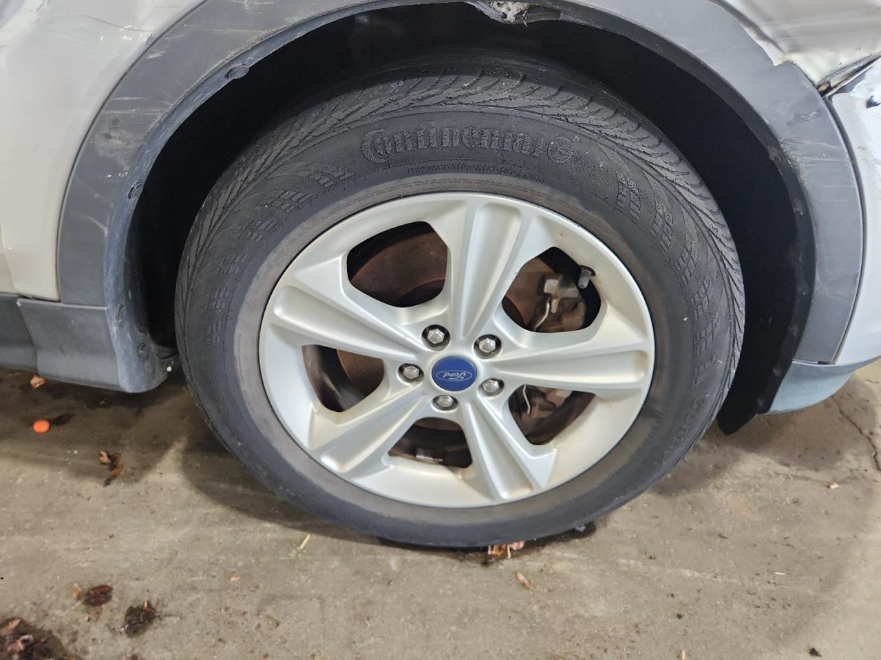 2015 Ford Escape Se Silver vin: 1FMCU9G94FUB91994 Damage: Left Front Tire, Worn, Replacement Required