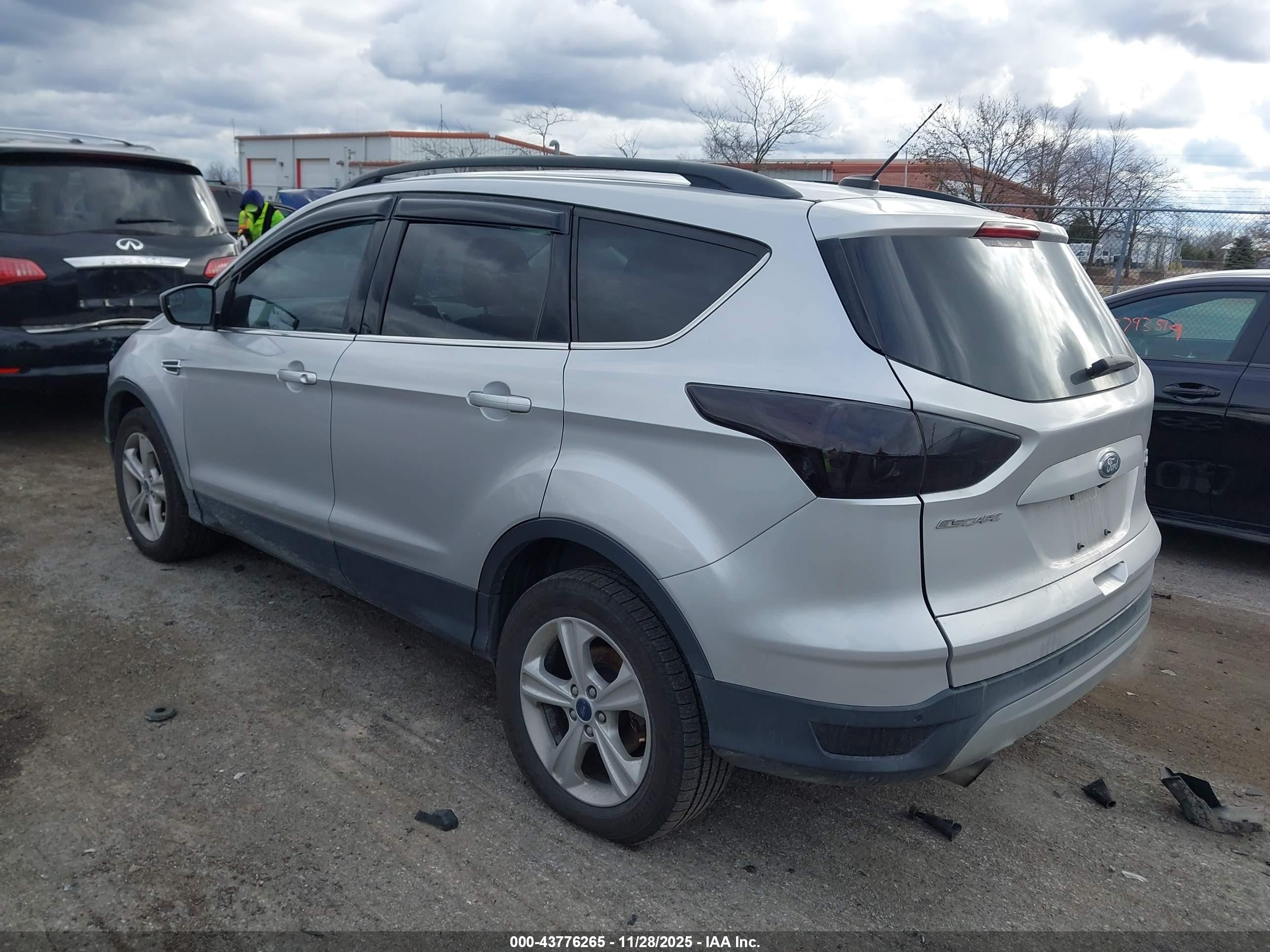 2015 Ford Escape Se Серебряный vin: 1FMCU9G98FUC41232