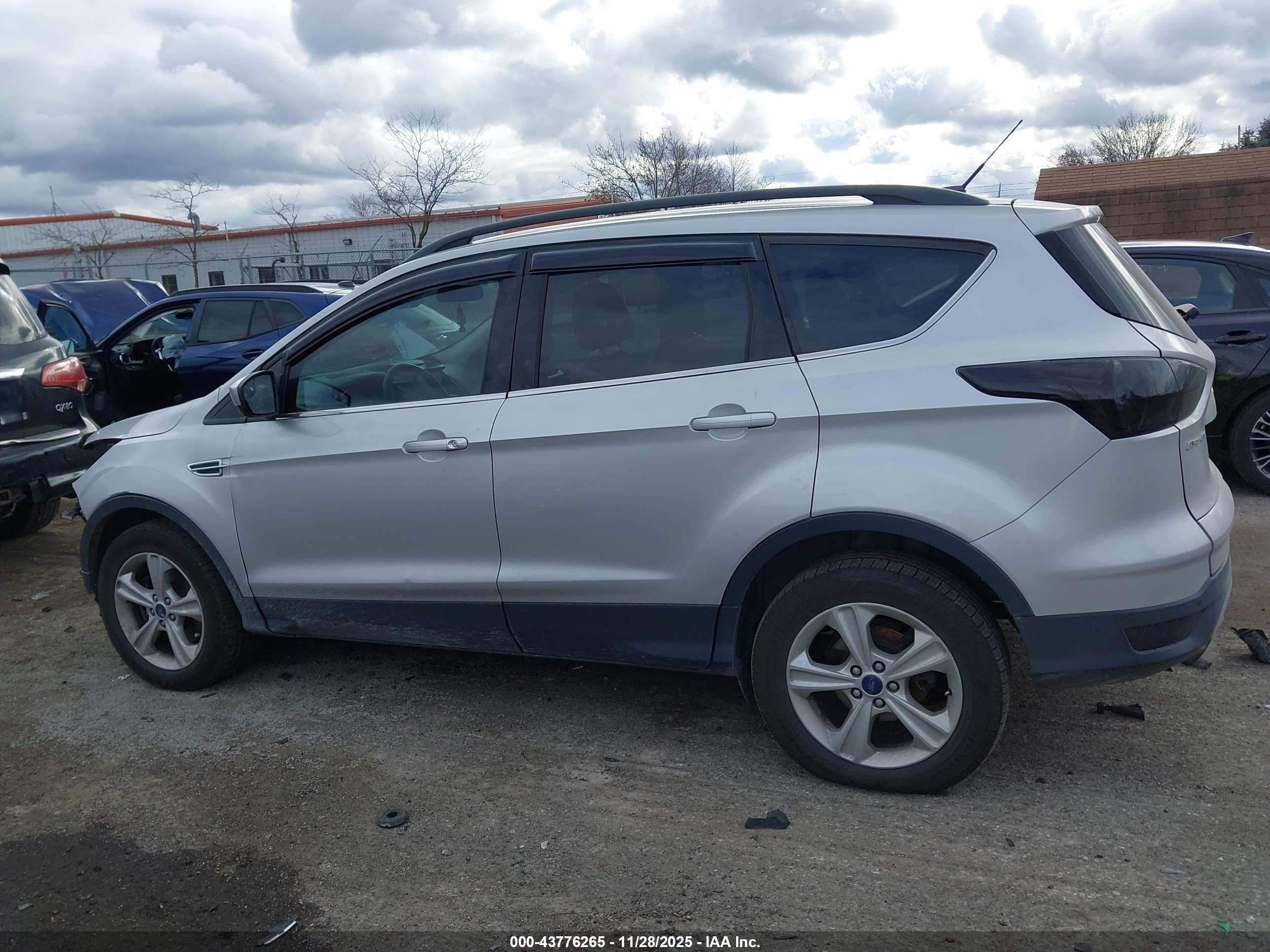 2015 Ford Escape Se Серебряный vin: 1FMCU9G98FUC41232