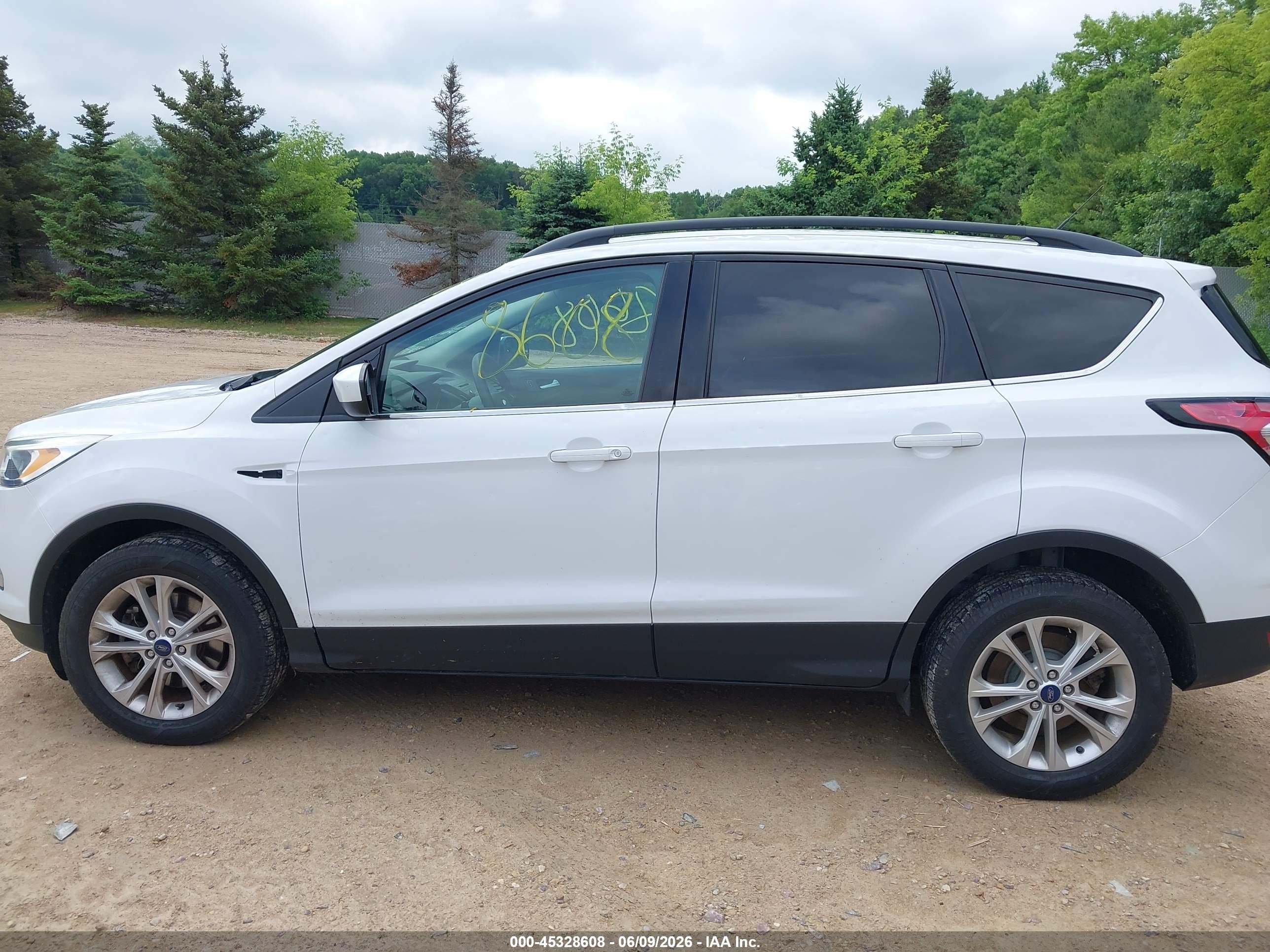 2018 Ford Escape Se Белый vin: 1FMCU9G9XJUC13635