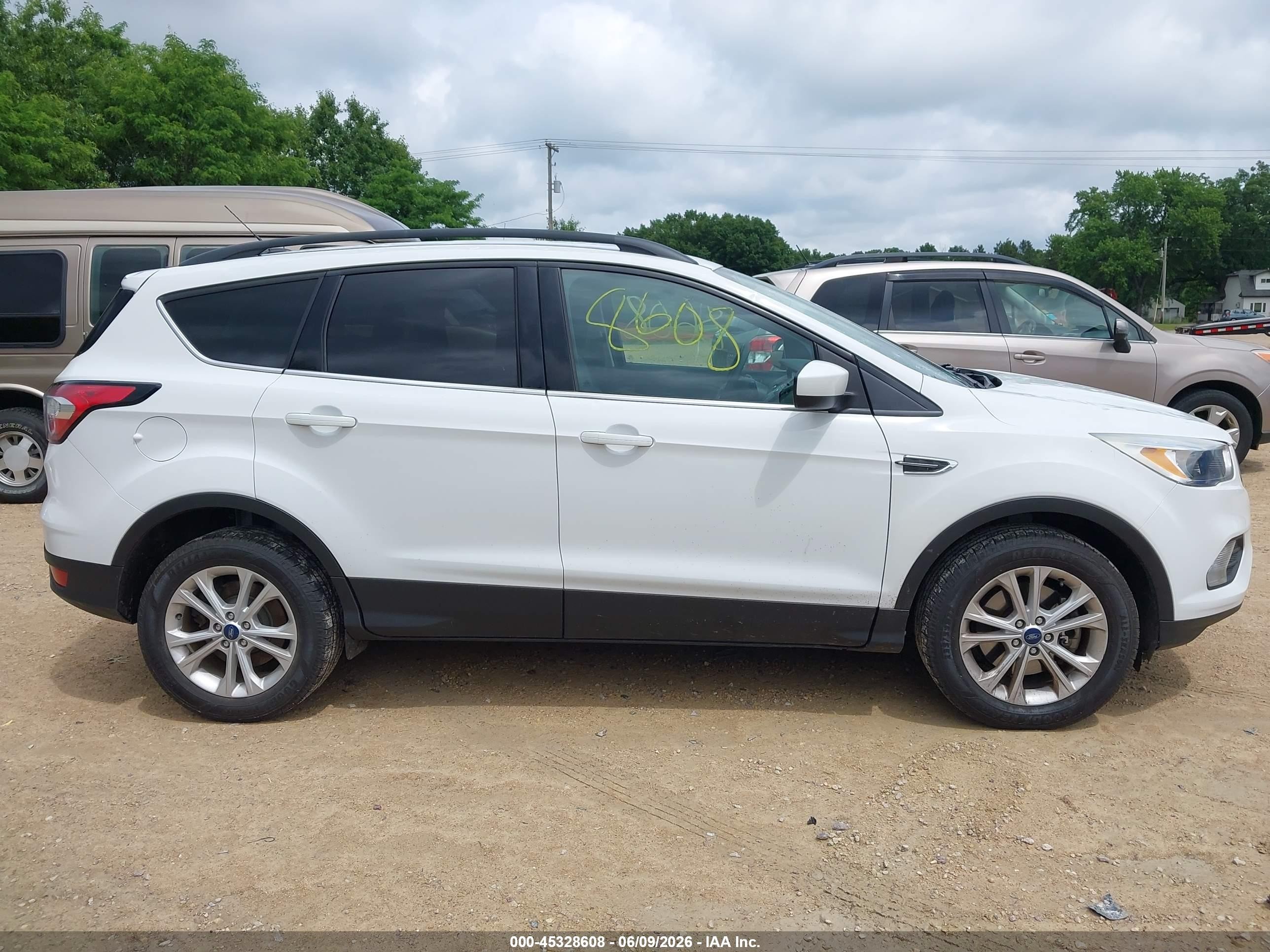 2018 Ford Escape Se Белый vin: 1FMCU9G9XJUC13635