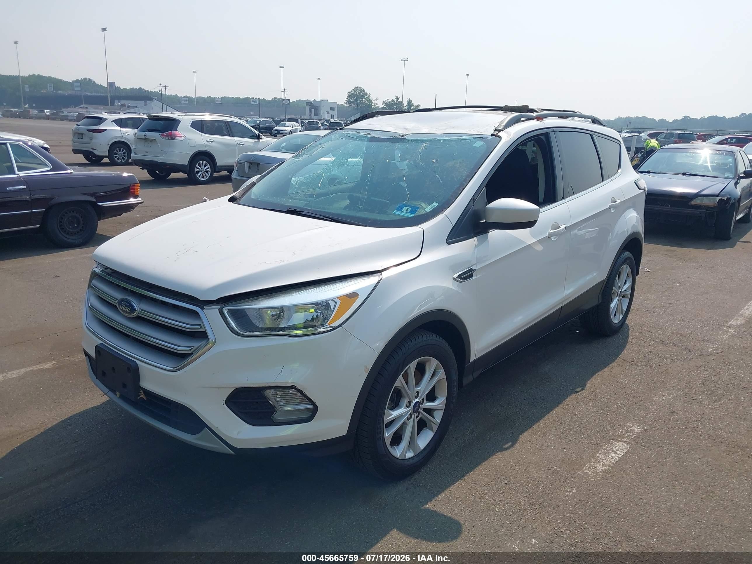 2018 Ford Escape Se White vin: 1FMCU9GD0JUA15327