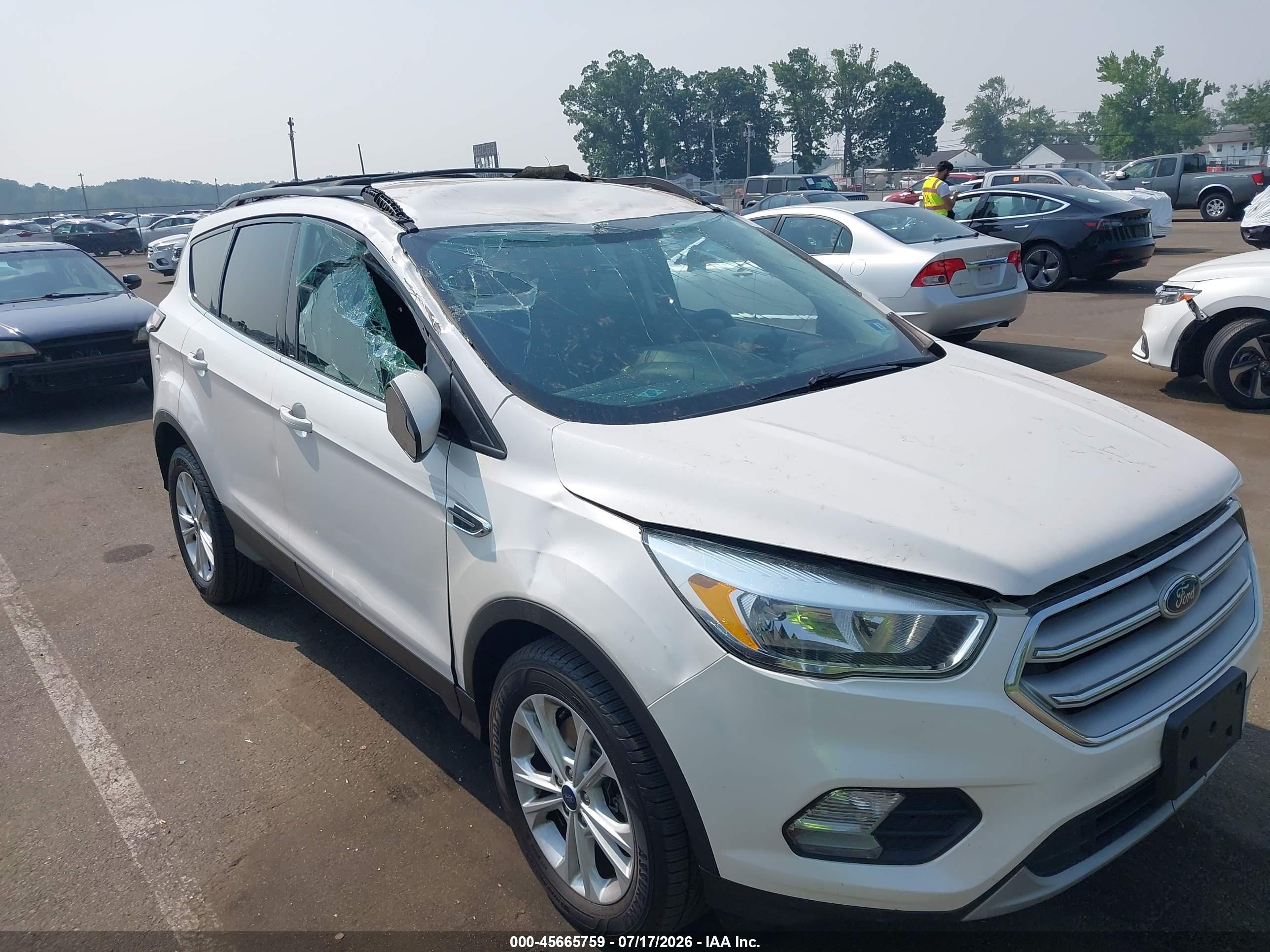 2018 Ford Escape Se White vin: 1FMCU9GD0JUA15327