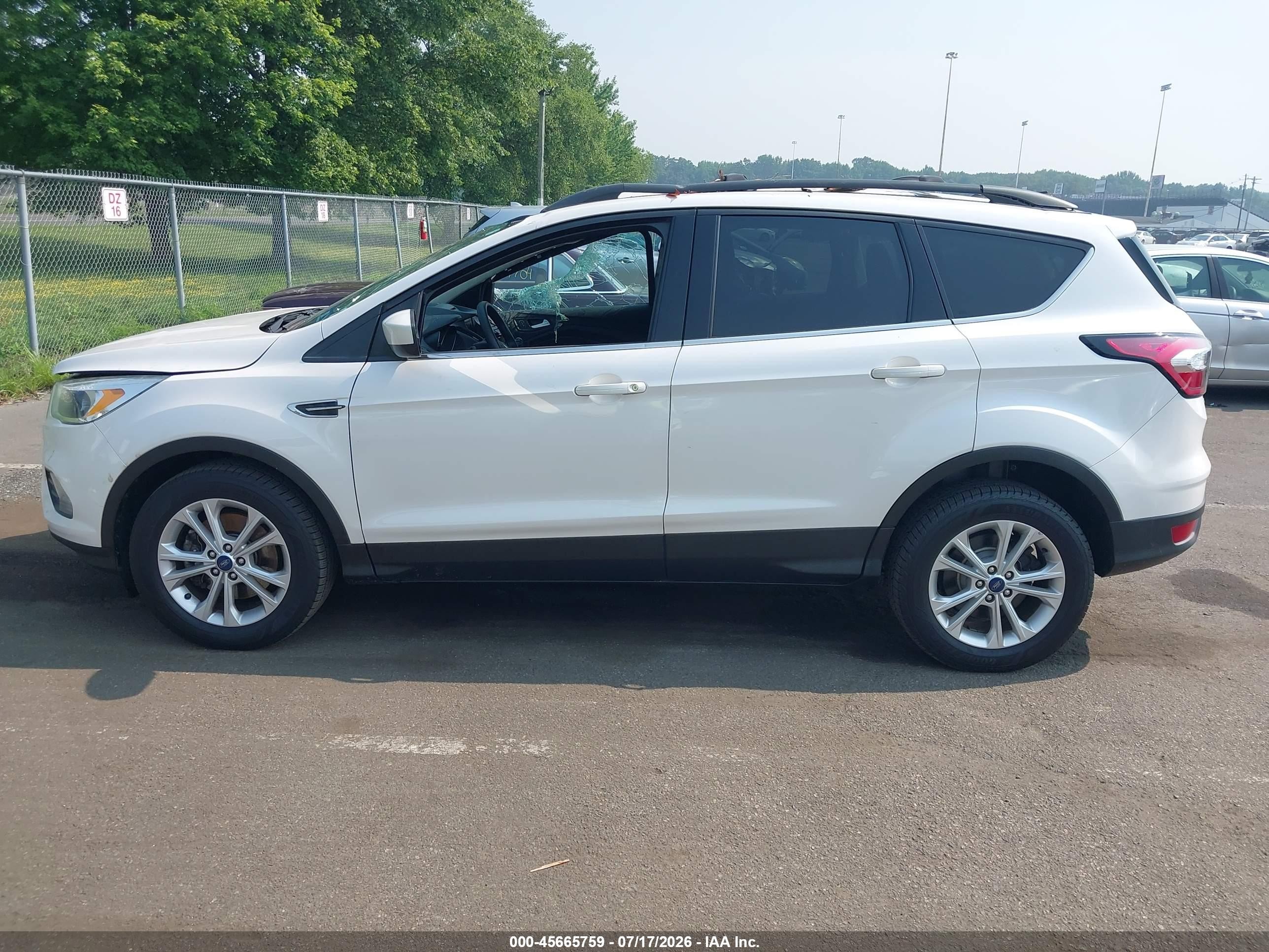 2018 Ford Escape Se White vin: 1FMCU9GD0JUA15327