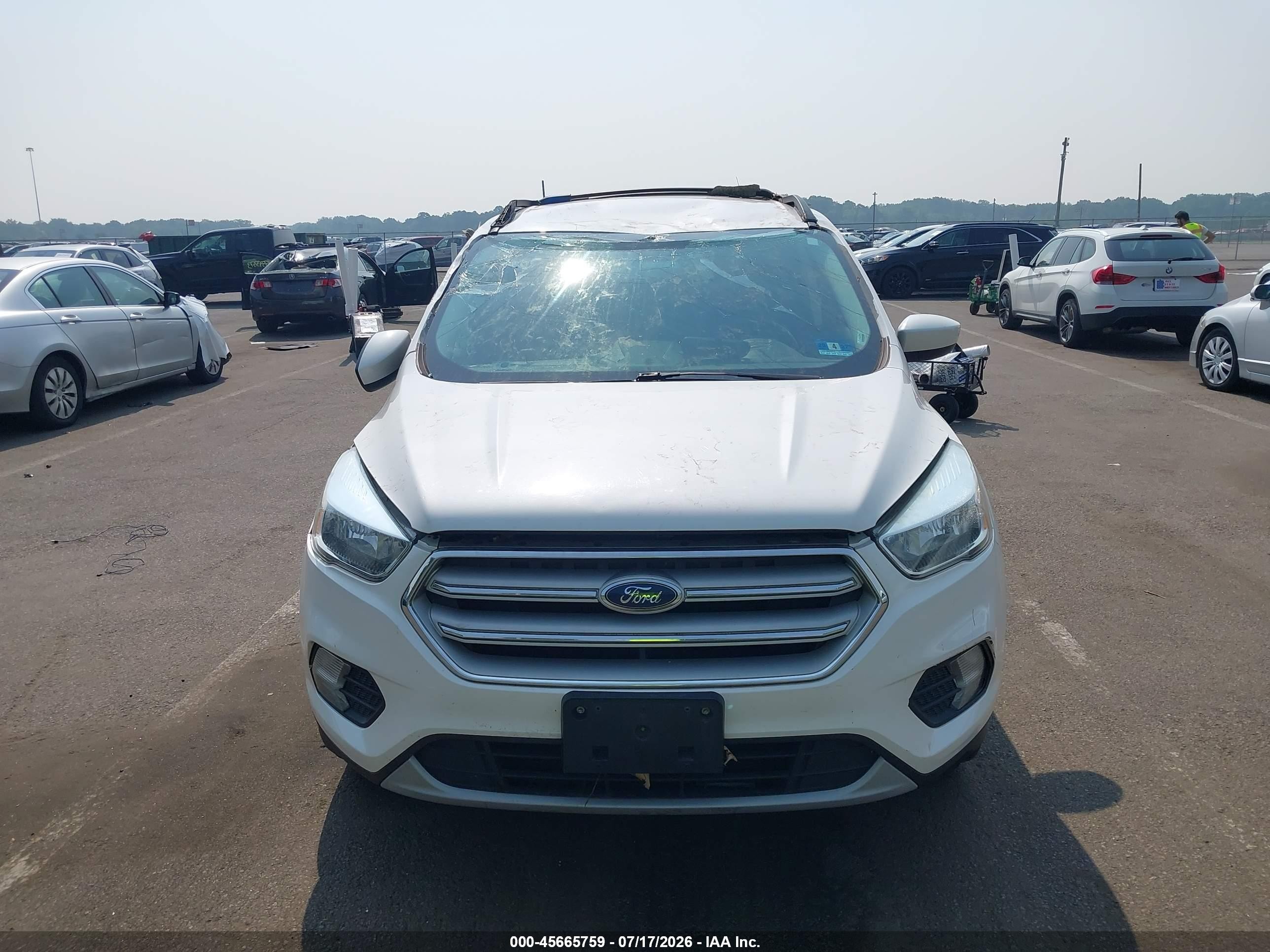 2018 Ford Escape Se White vin: 1FMCU9GD0JUA15327