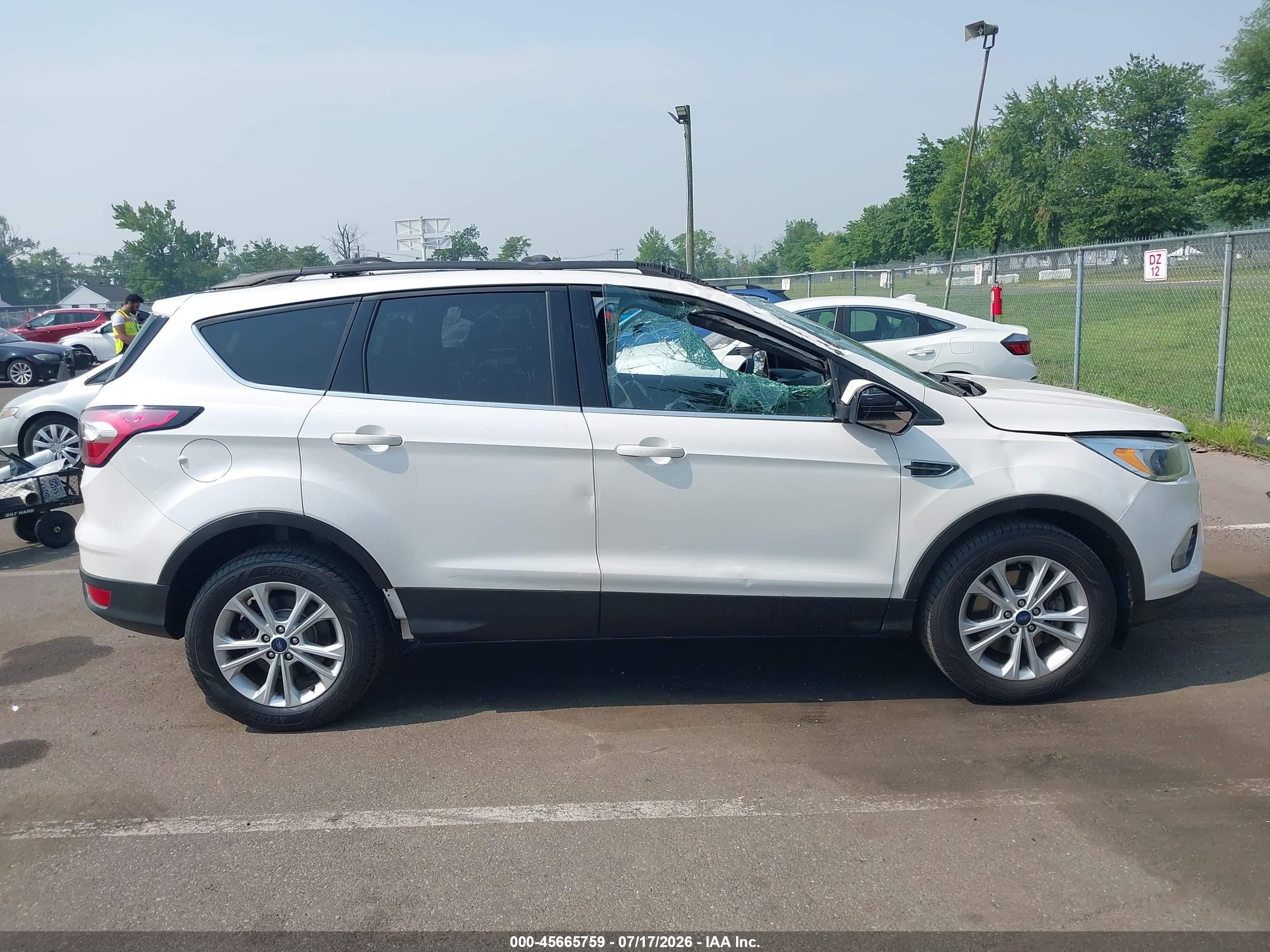 2018 Ford Escape Se White vin: 1FMCU9GD0JUA15327