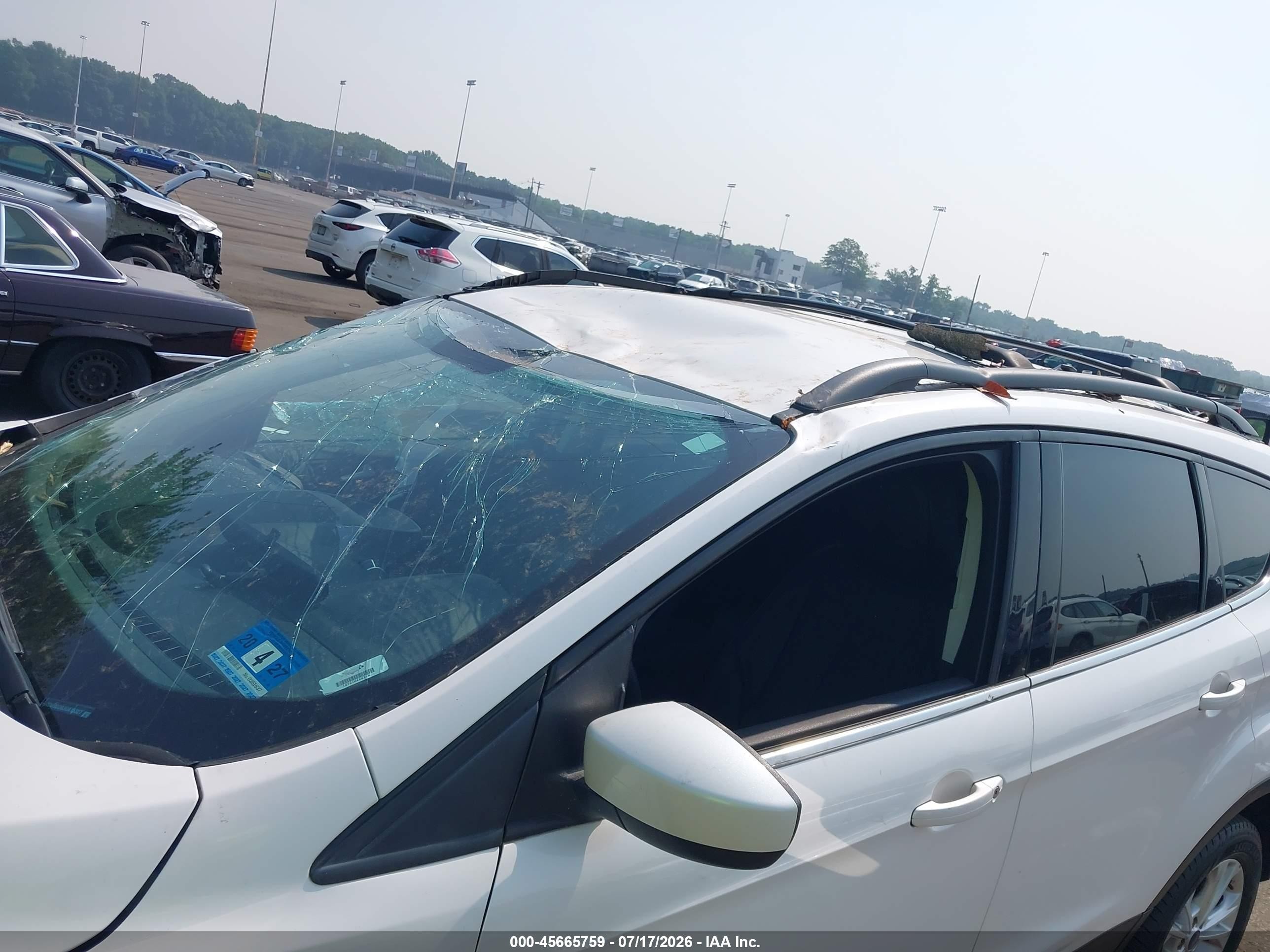 2018 Ford Escape Se White vin: 1FMCU9GD0JUA15327
