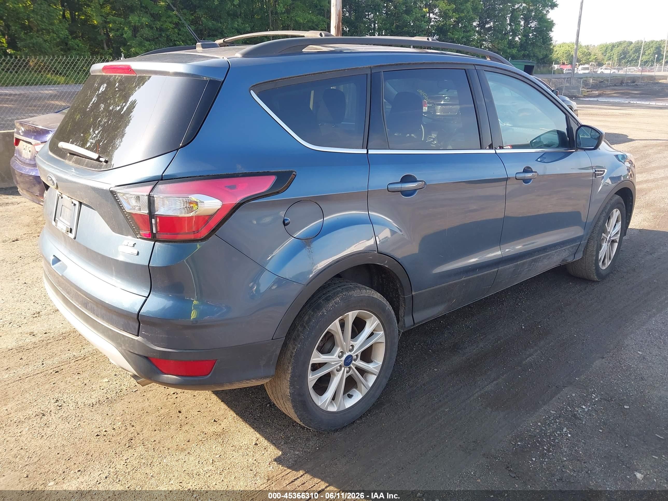 2018 Ford Escape Se Синий vin: 1FMCU9GD0JUB94064