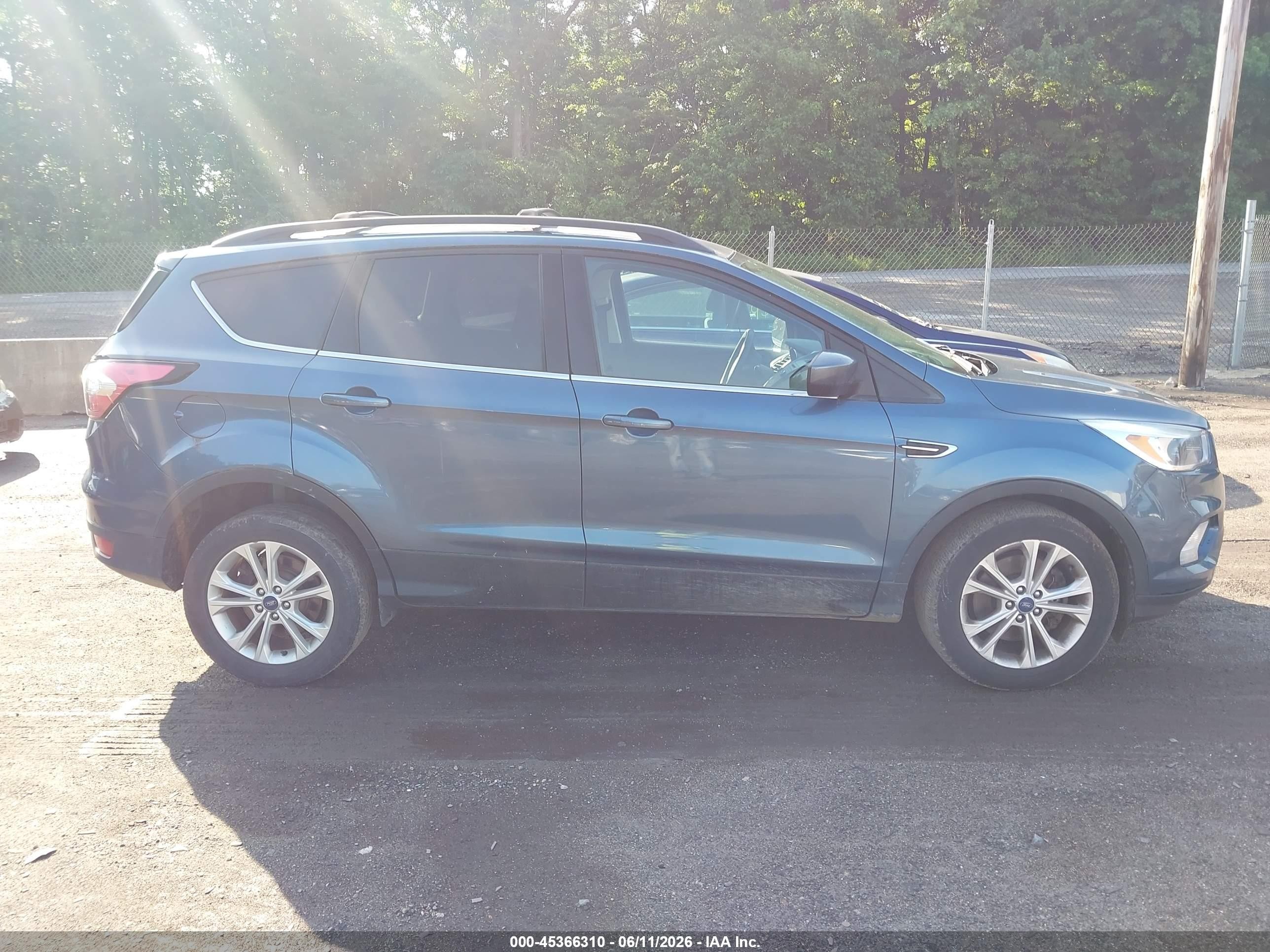 2018 Ford Escape Se Синий vin: 1FMCU9GD0JUB94064