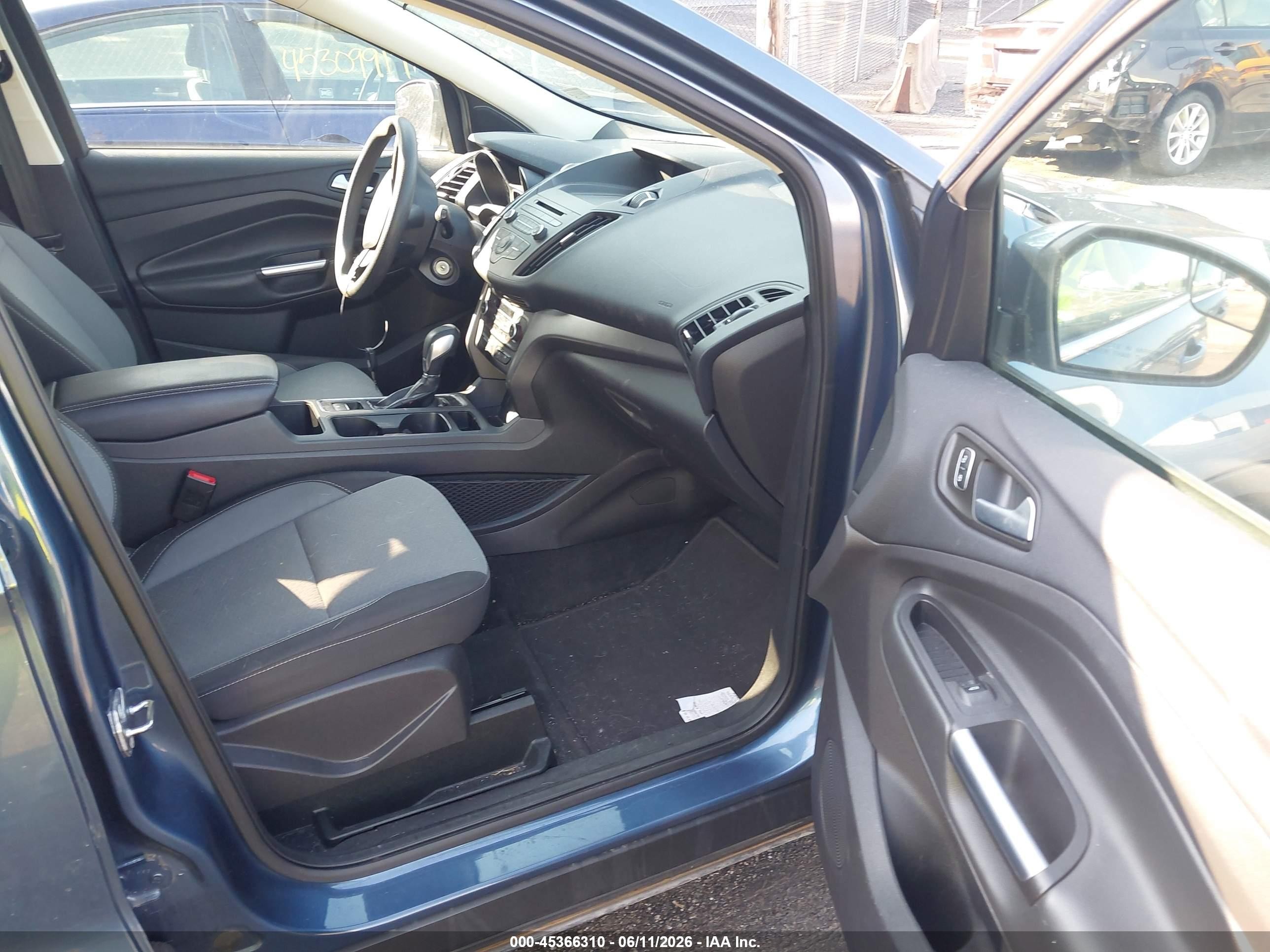 2018 Ford Escape Se Синий vin: 1FMCU9GD0JUB94064