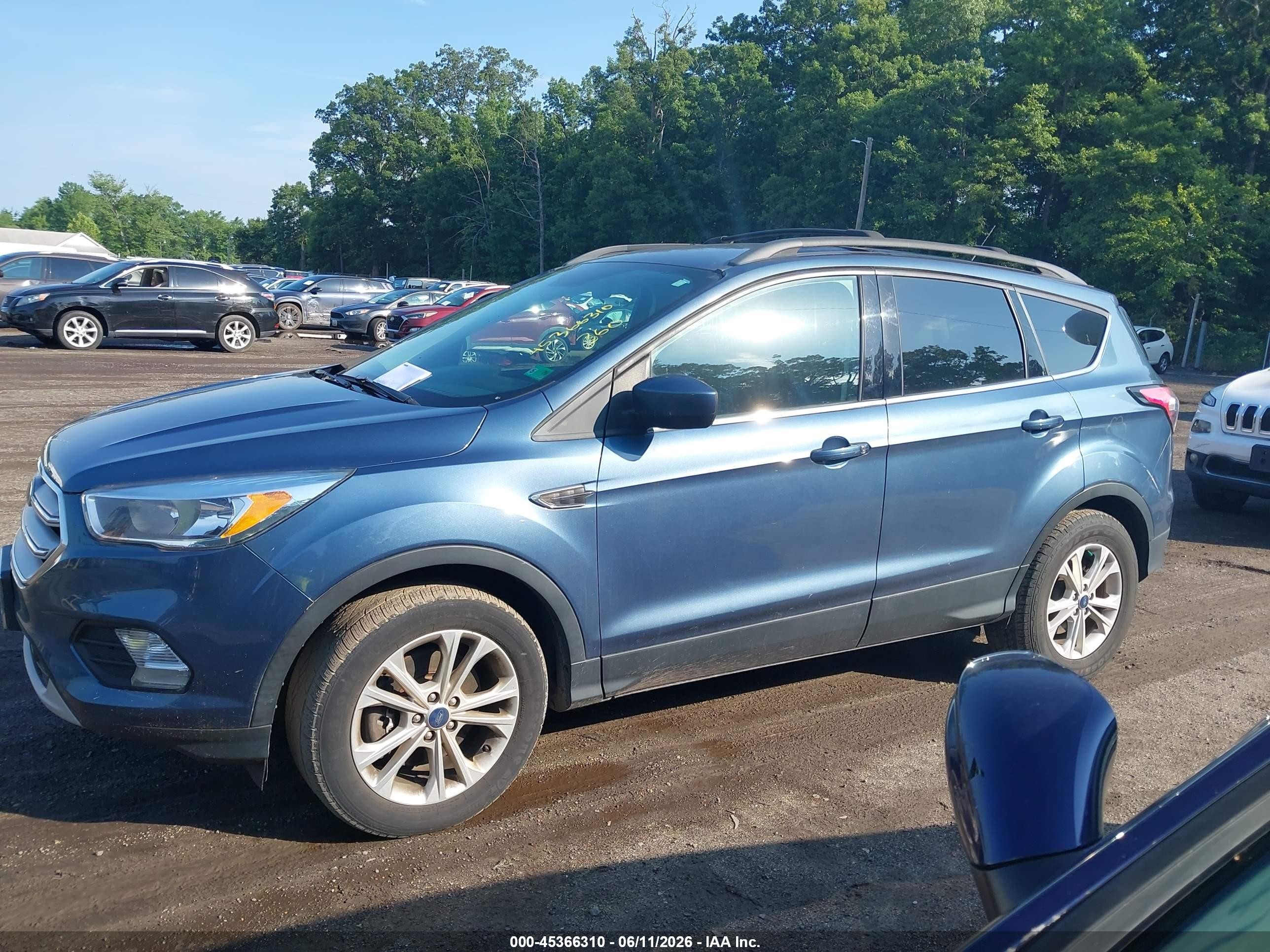 2018 Ford Escape Se Синий vin: 1FMCU9GD0JUB94064