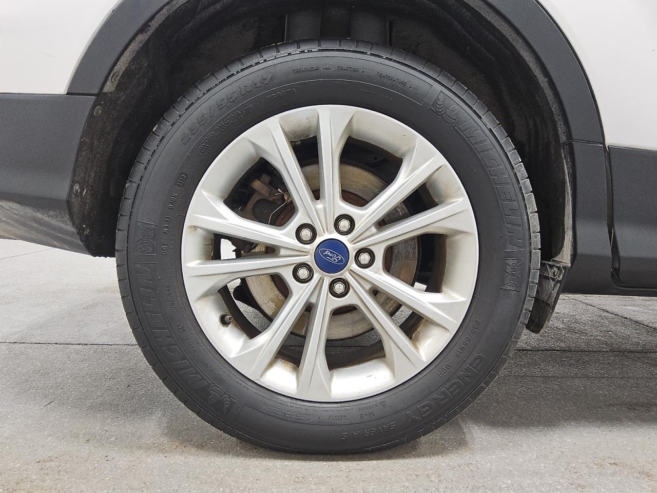 2019 Ford Escape Se White vin: 1FMCU9GD0KUB84989 Damage: Right Rear Tire, Worn, Replacement Required
