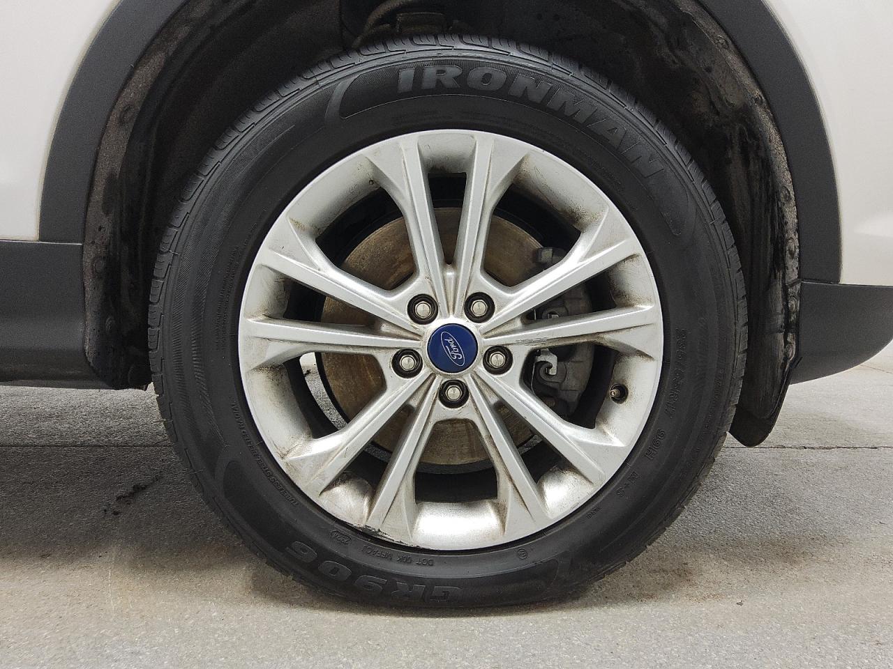 2019 Ford Escape Se White vin: 1FMCU9GD0KUB84989 Damage: Right Front Wheel, Curb Rash, 6 To 7 Inches
