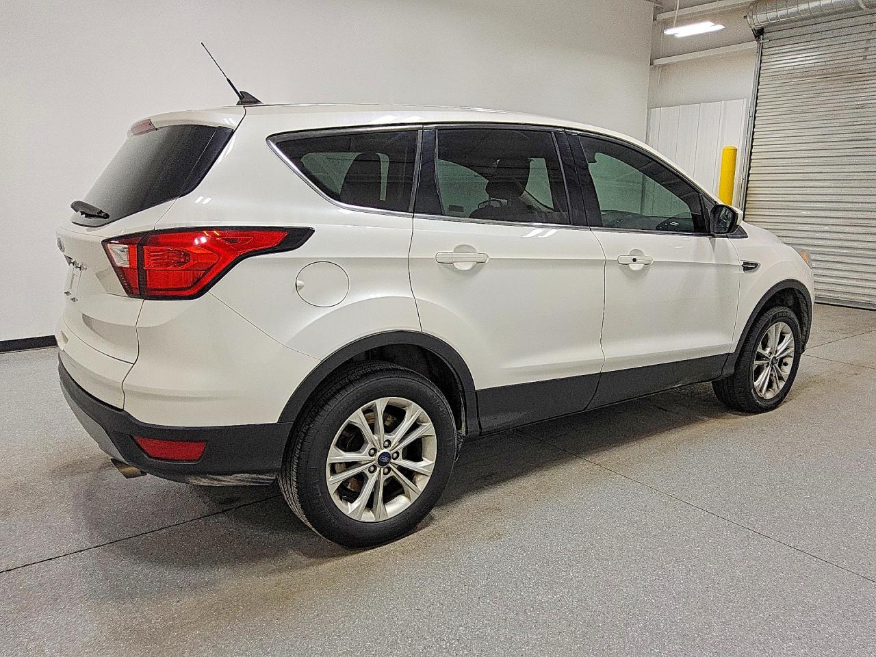 2019 Ford Escape Se White vin: 1FMCU9GD0KUB84989