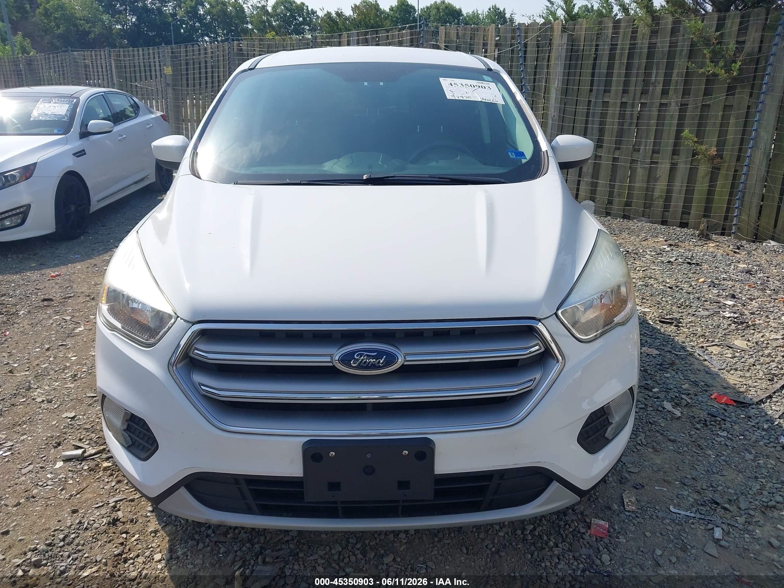 2017 Ford Escape Se White vin: 1FMCU9GD1HUB55669