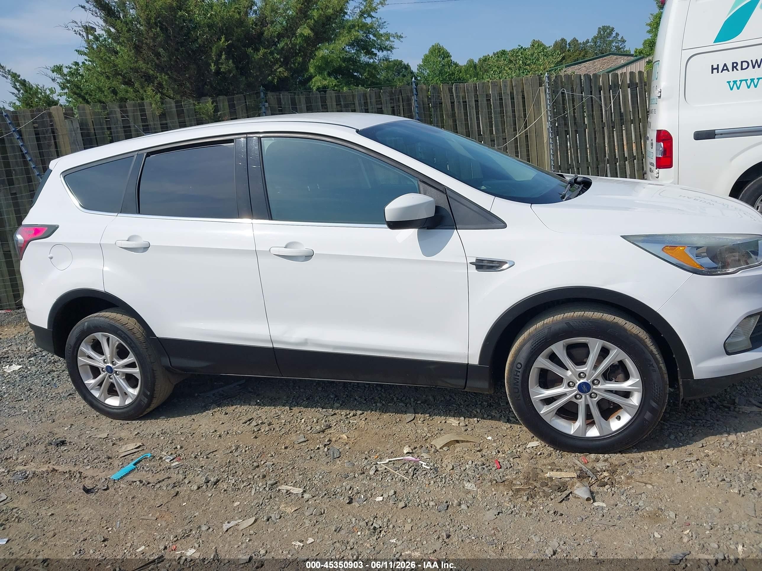 2017 Ford Escape Se White vin: 1FMCU9GD1HUB55669