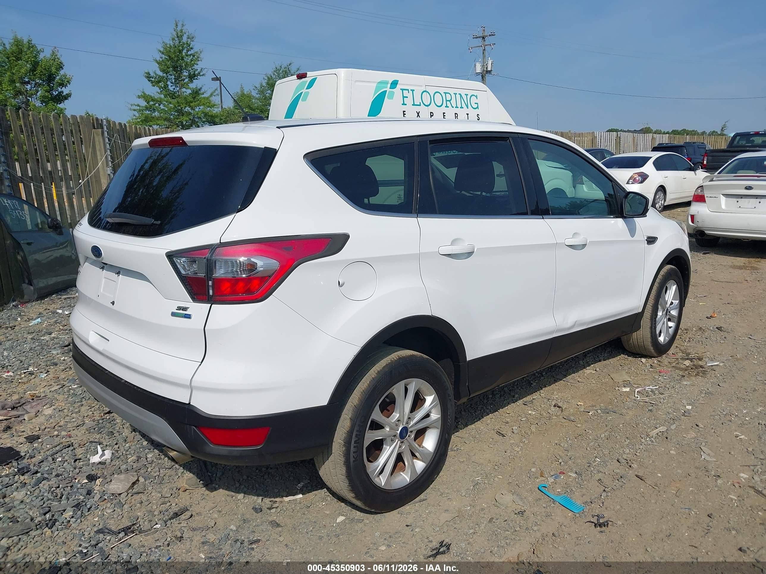 2017 Ford Escape Se White vin: 1FMCU9GD1HUB55669