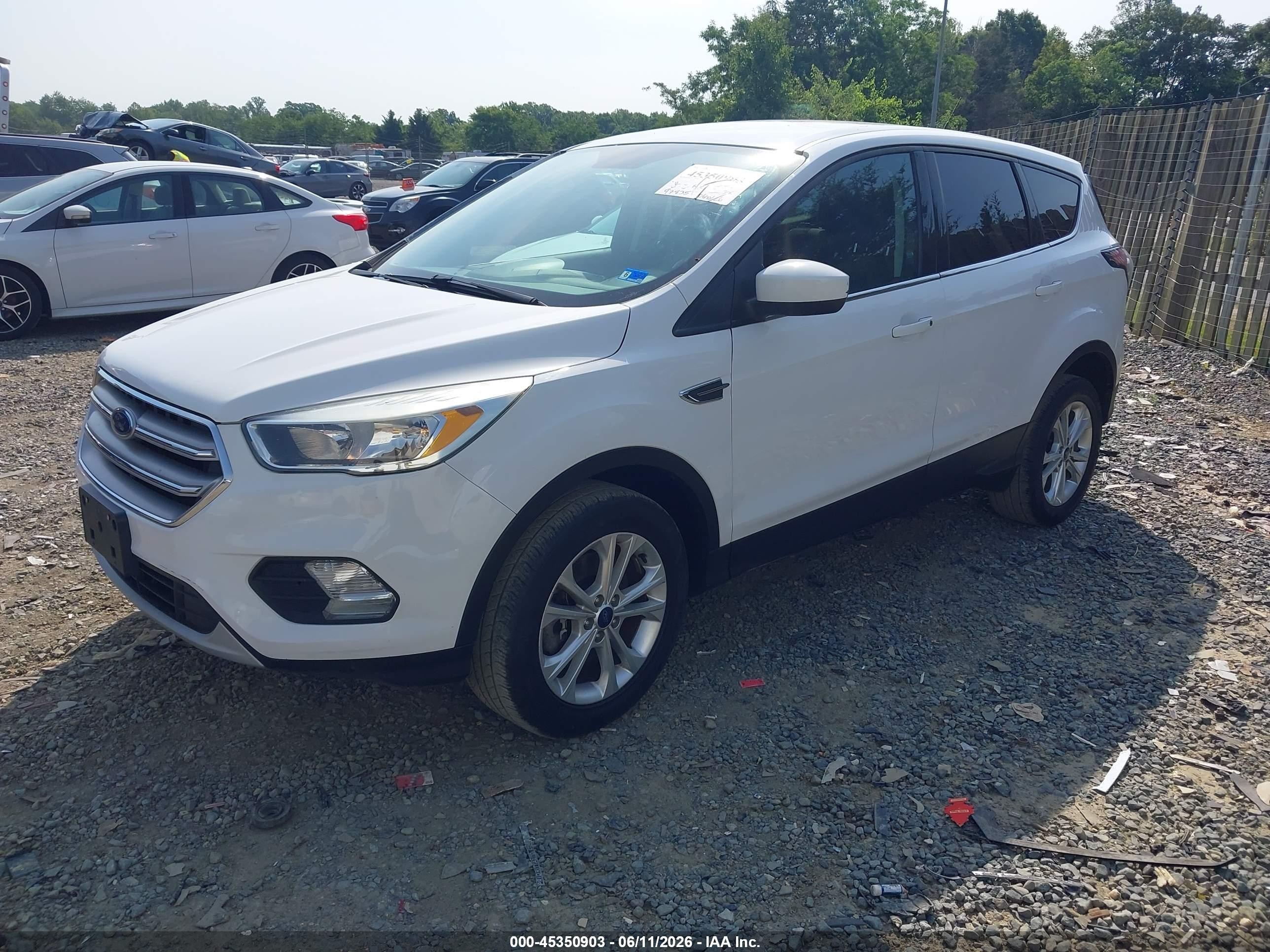 2017 Ford Escape Se White vin: 1FMCU9GD1HUB55669