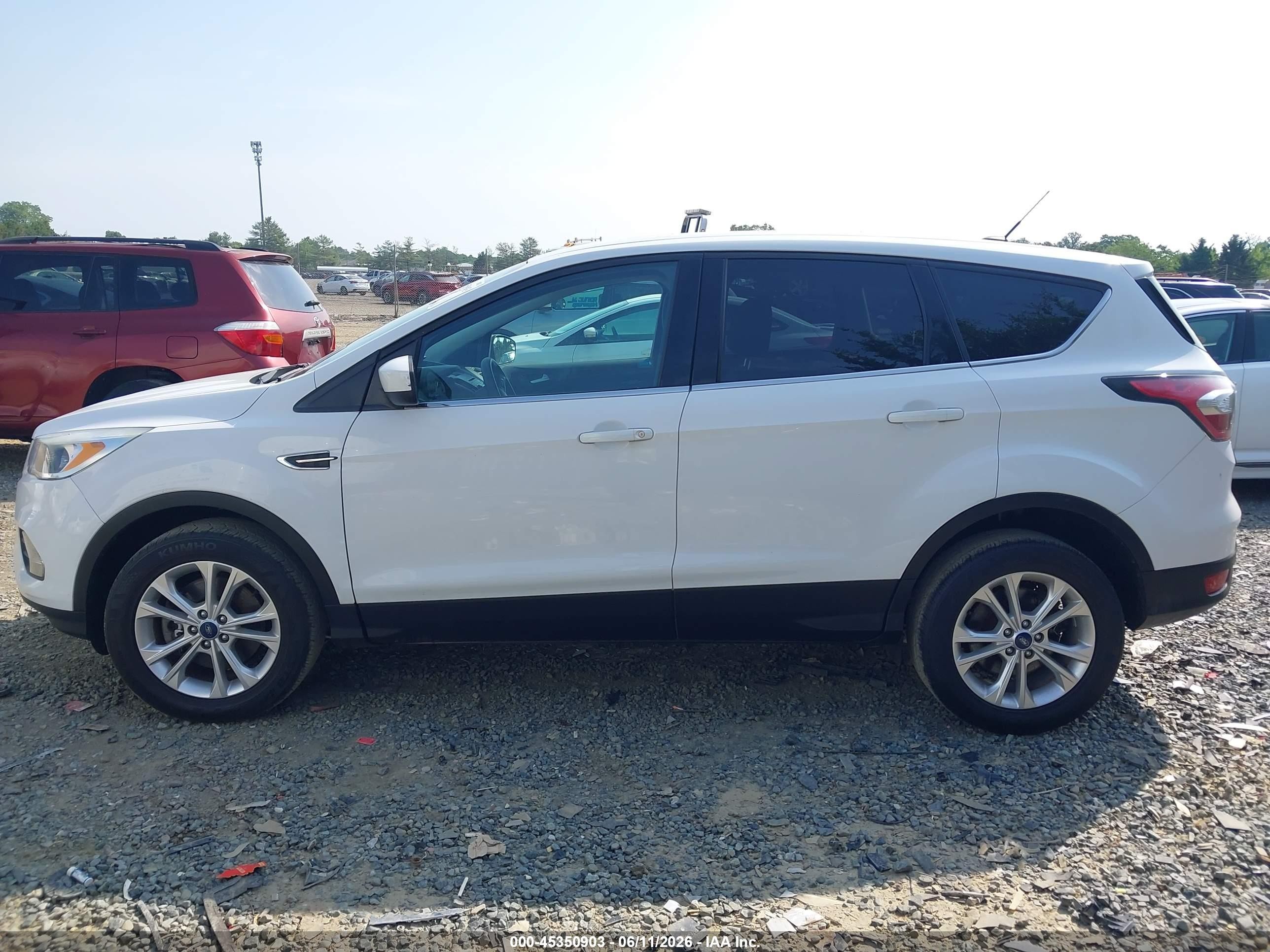 2017 Ford Escape Se White vin: 1FMCU9GD1HUB55669