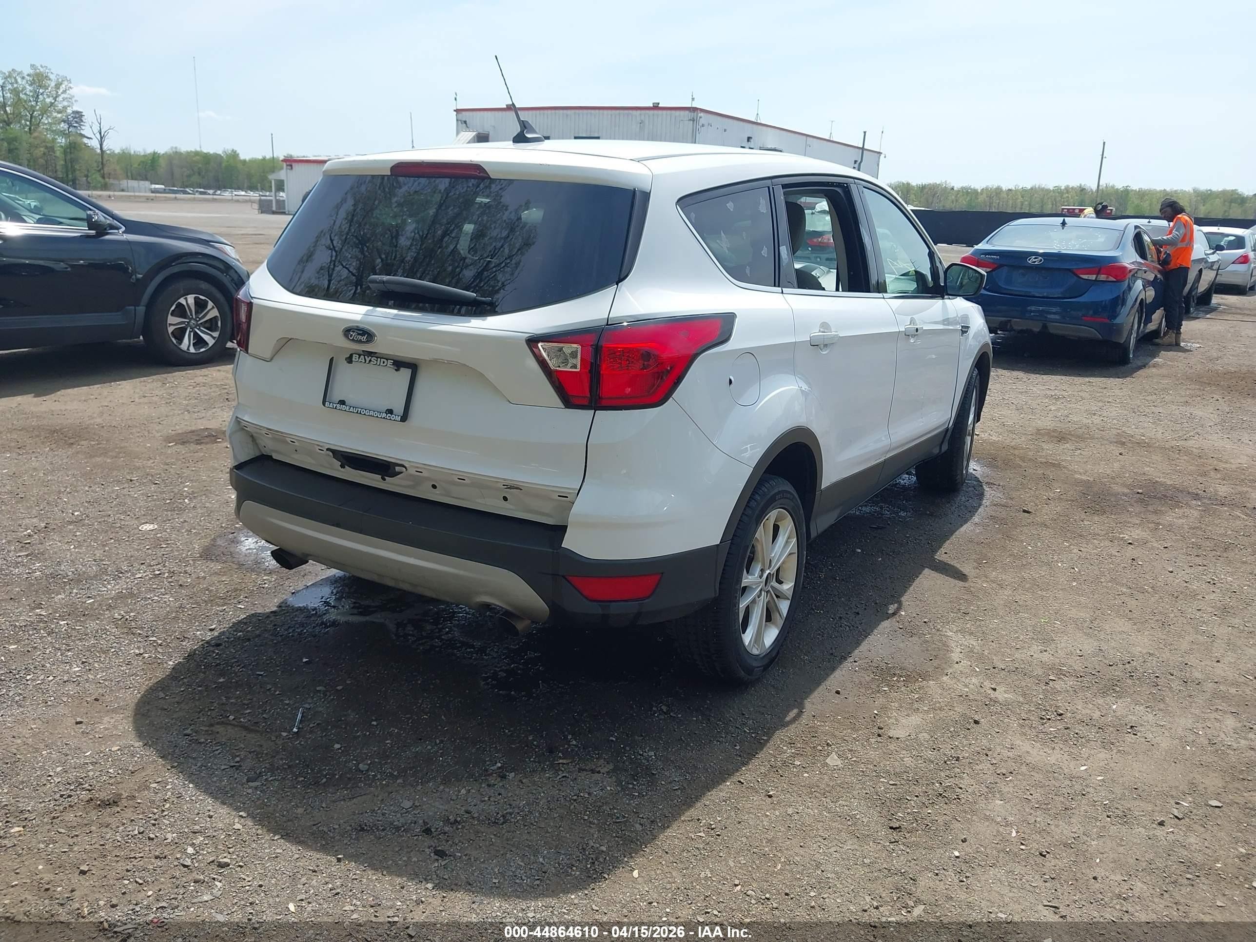 2019 Ford Escape Se White vin: 1FMCU9GD1KUB31394