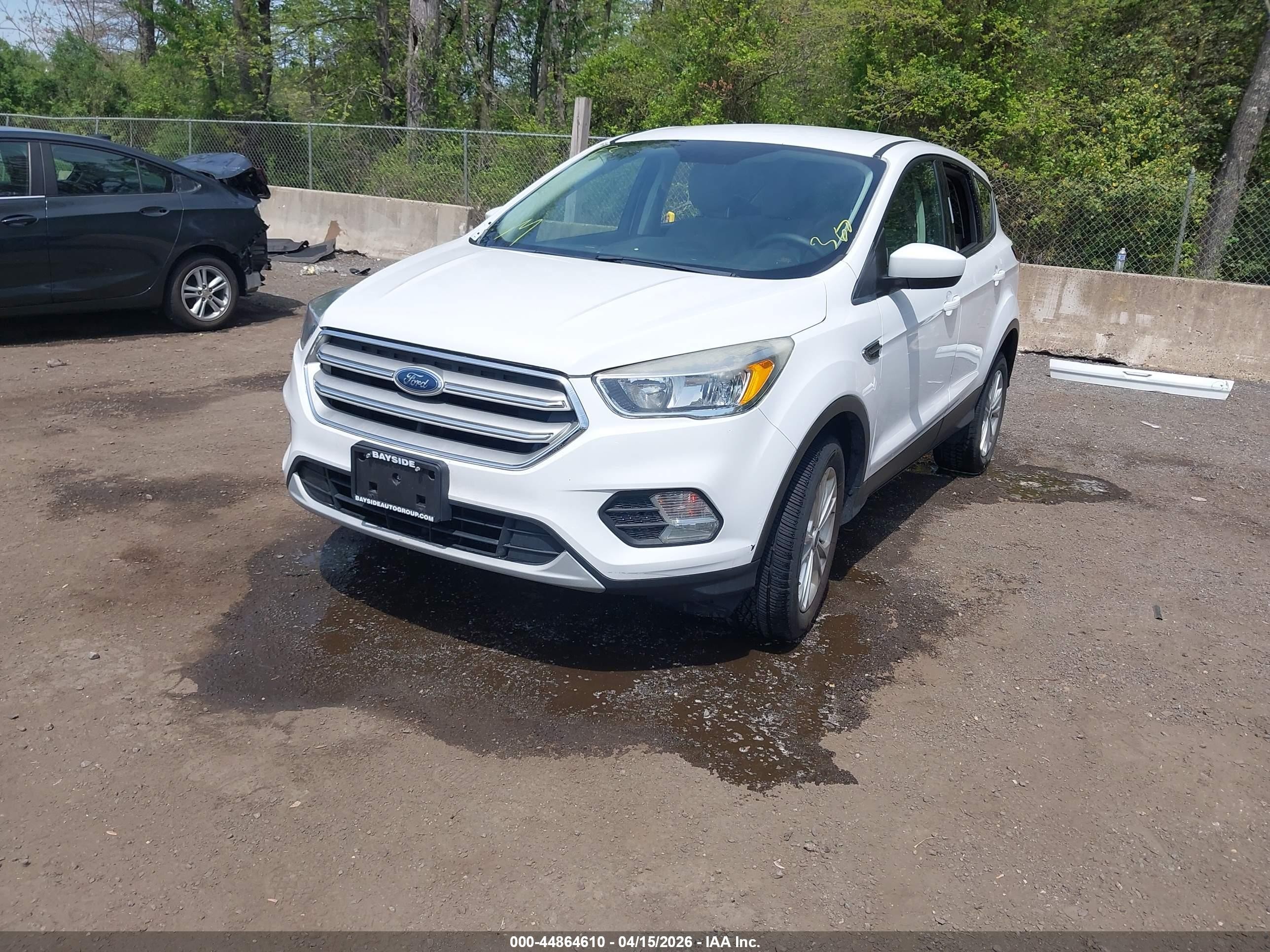 2019 Ford Escape Se White vin: 1FMCU9GD1KUB31394