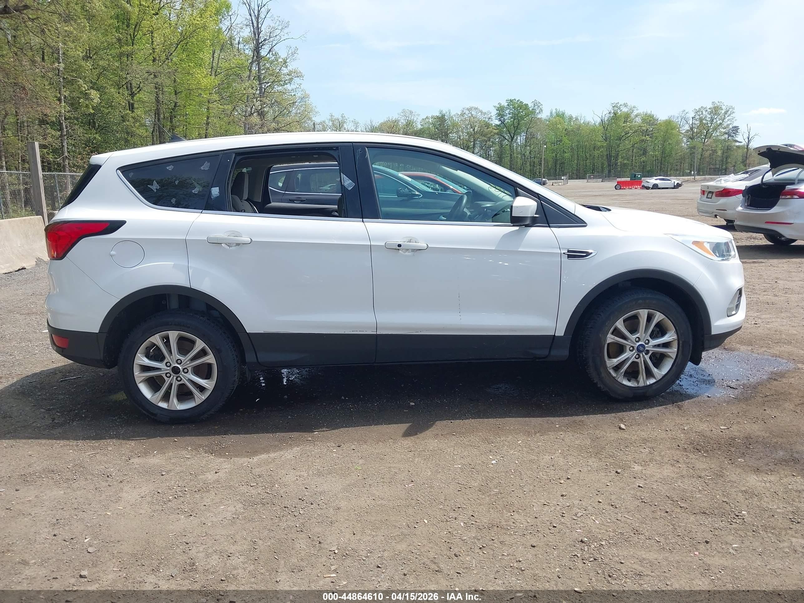 2019 Ford Escape Se White vin: 1FMCU9GD1KUB31394