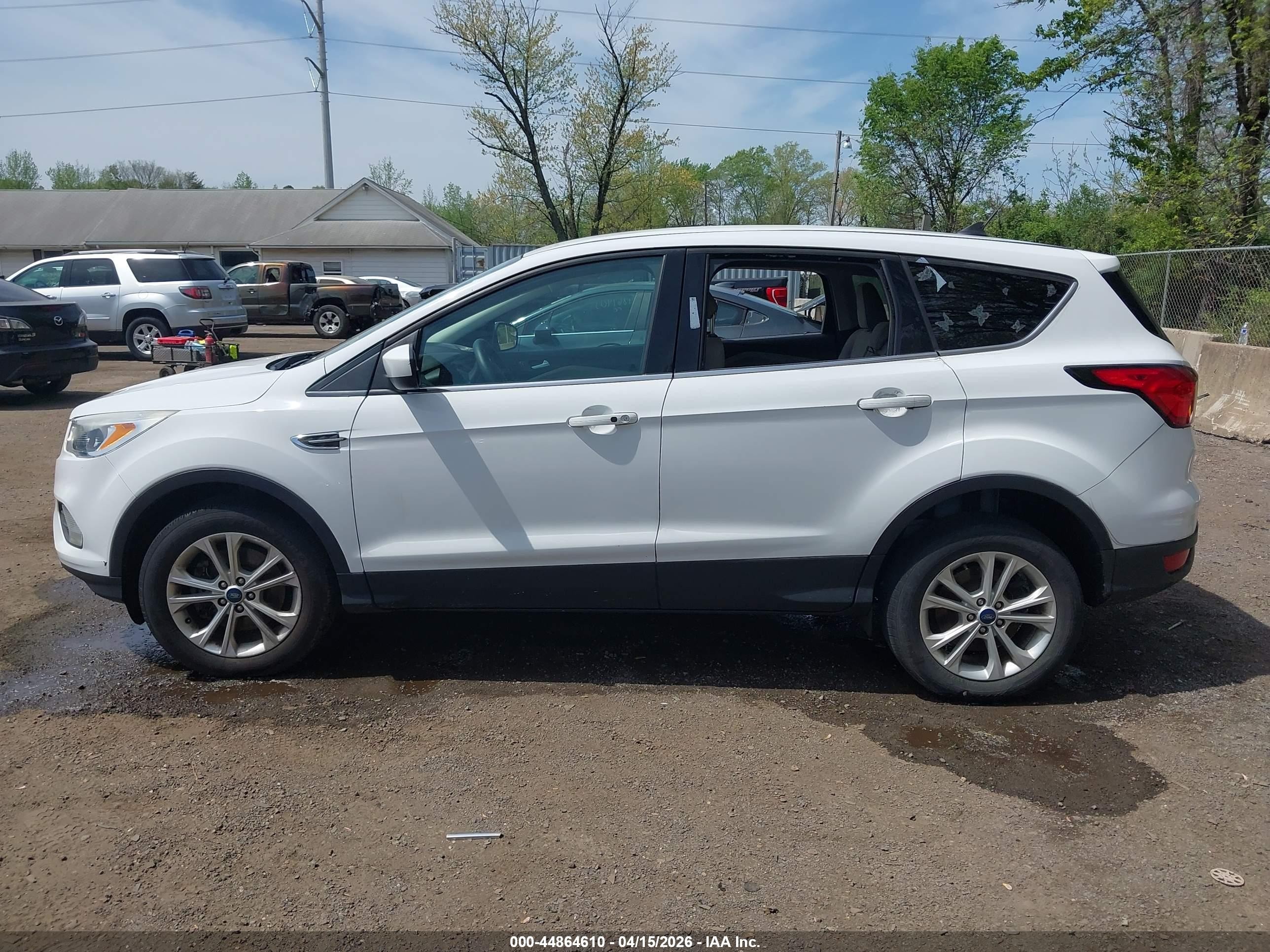 2019 Ford Escape Se White vin: 1FMCU9GD1KUB31394