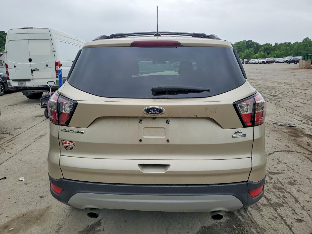 2018 Ford Escape Se Cream vin: 1FMCU9GD2JUA40424