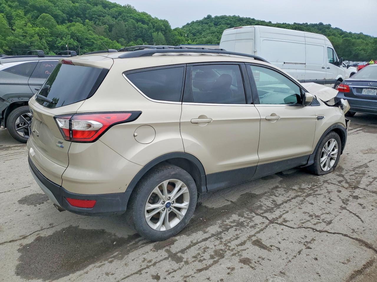 2018 Ford Escape Se Cream vin: 1FMCU9GD2JUA40424