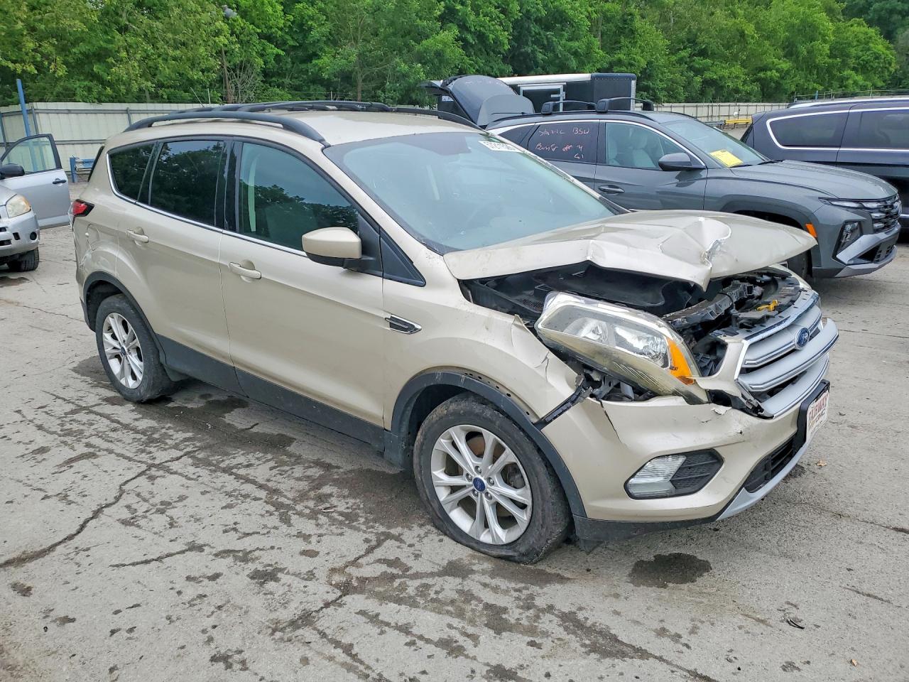 2018 Ford Escape Se Cream vin: 1FMCU9GD2JUA40424