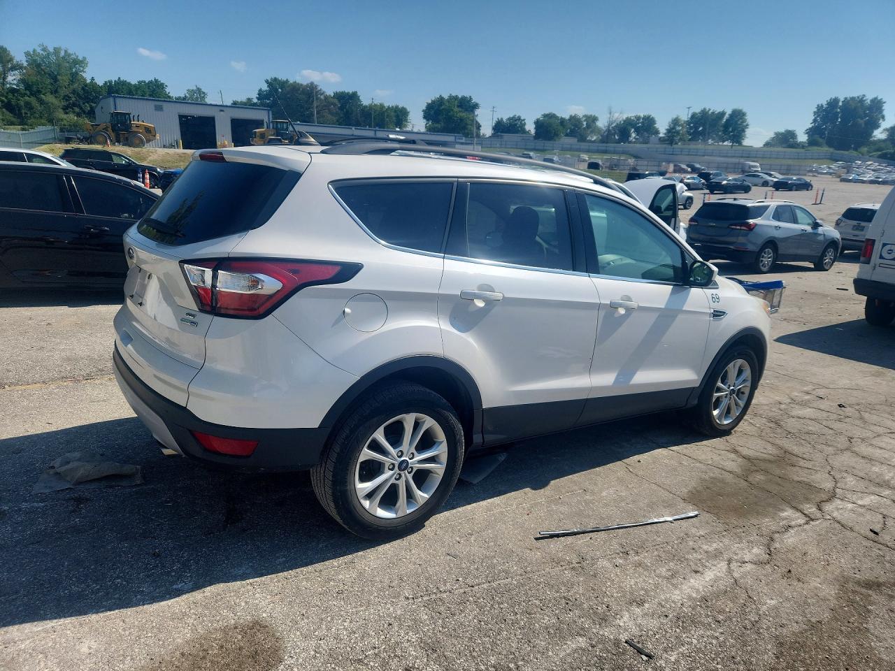 2018 Ford Escape Se White vin: 1FMCU9GD2JUC98846