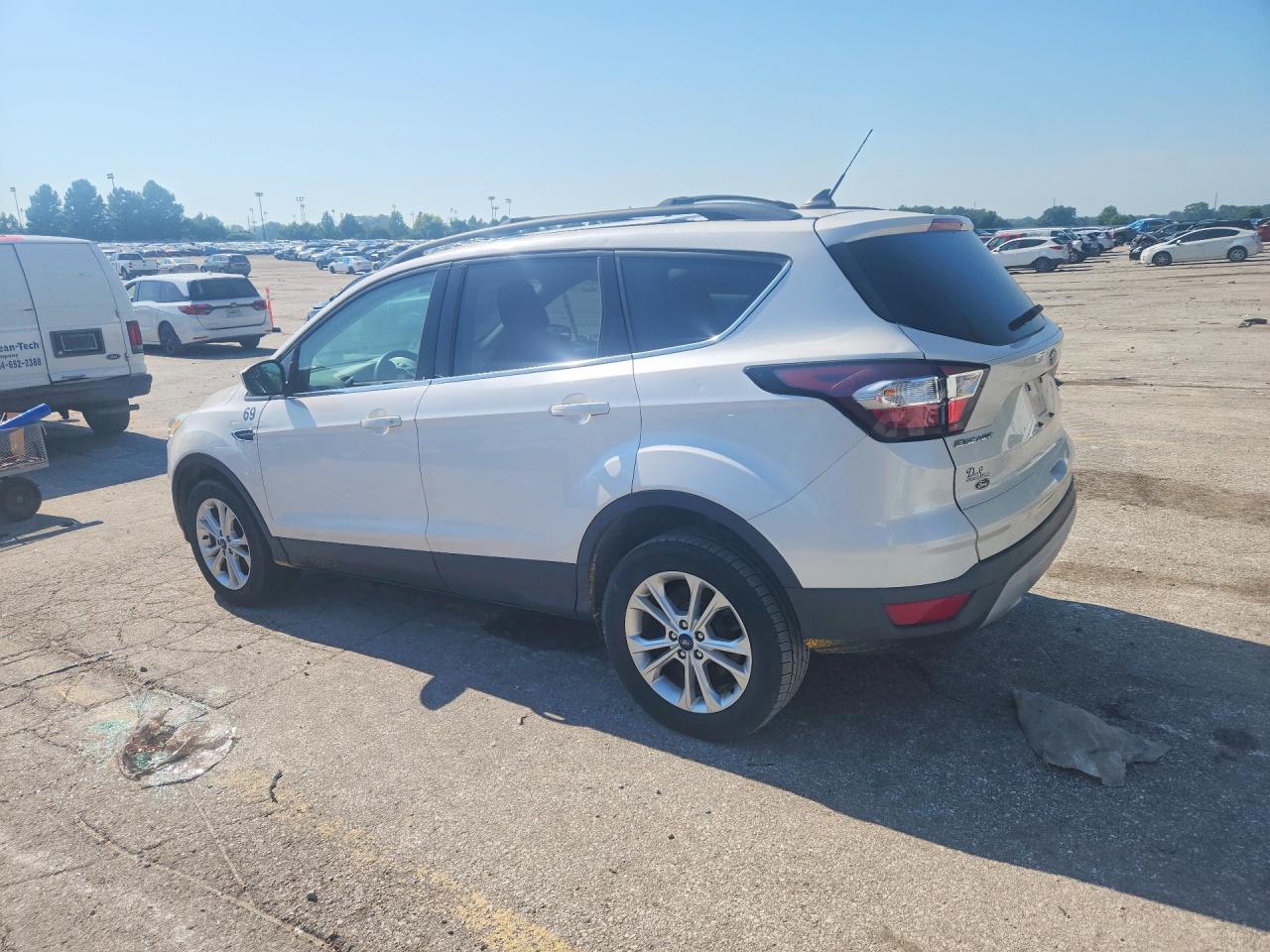 2018 Ford Escape Se White vin: 1FMCU9GD2JUC98846