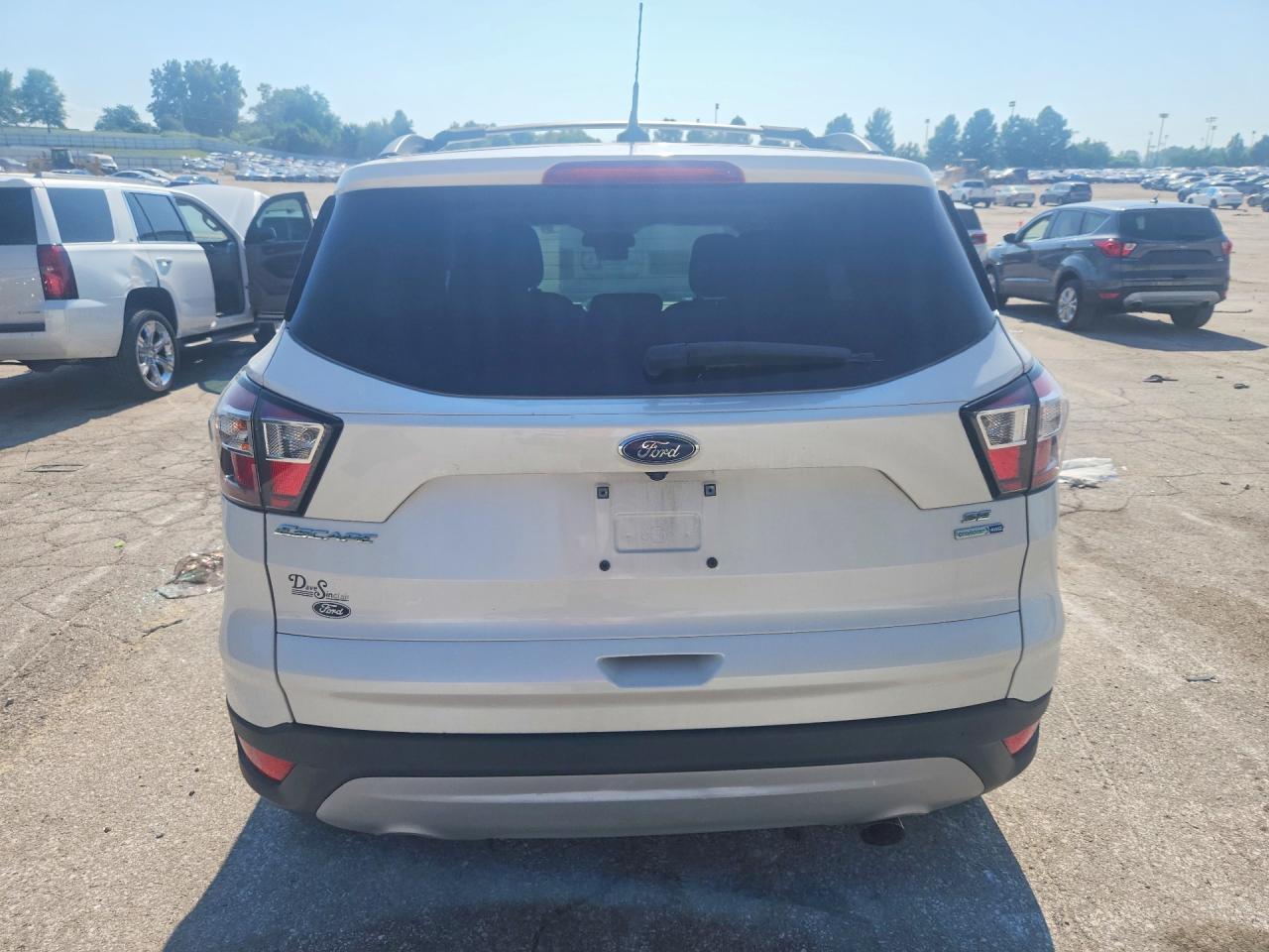 2018 Ford Escape Se White vin: 1FMCU9GD2JUC98846