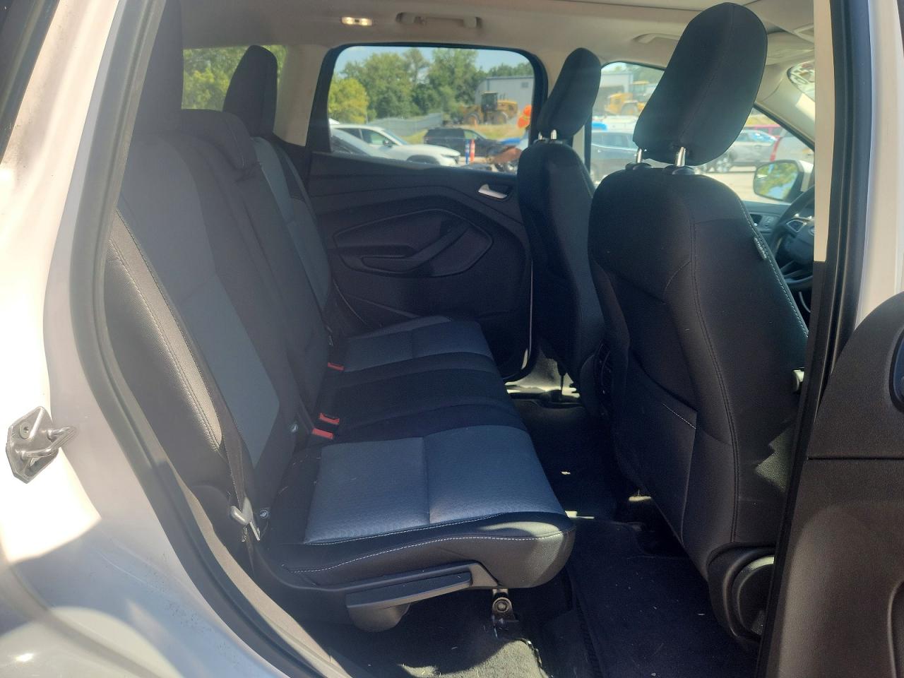 2018 Ford Escape Se White vin: 1FMCU9GD2JUC98846