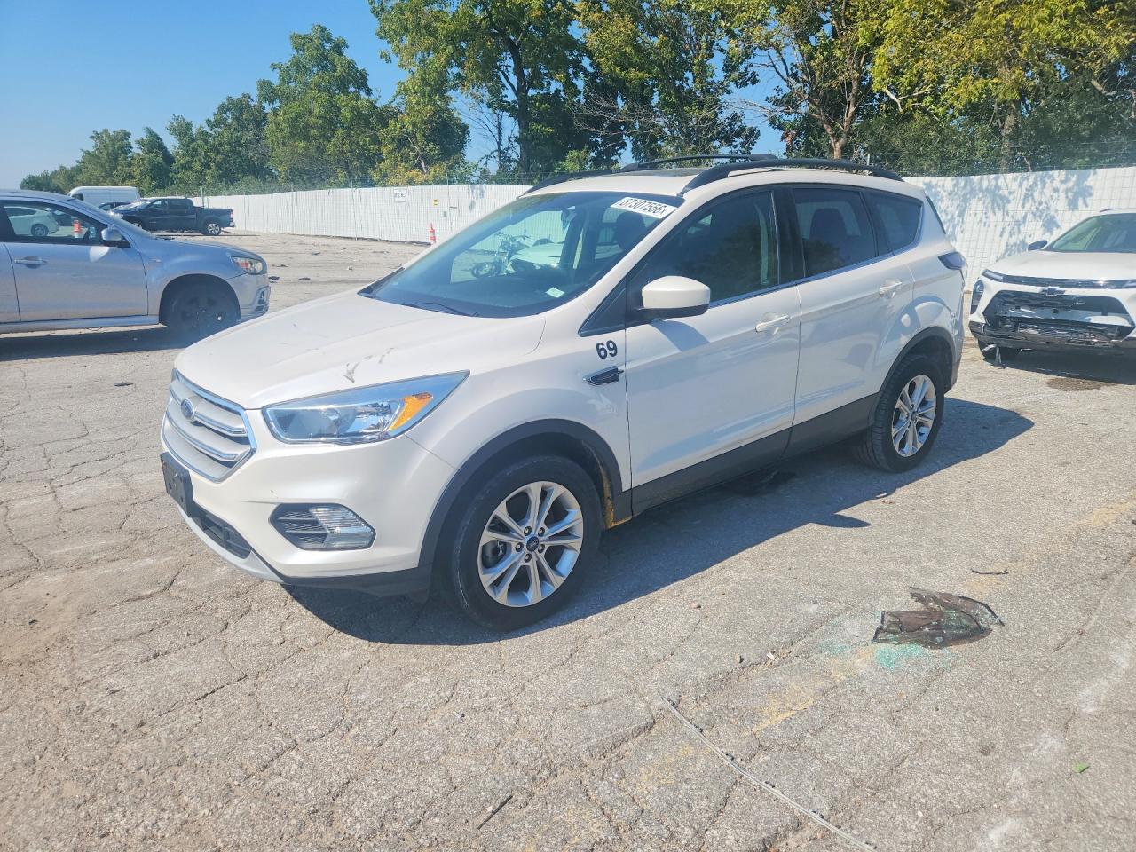 2018 Ford Escape Se White vin: 1FMCU9GD2JUC98846