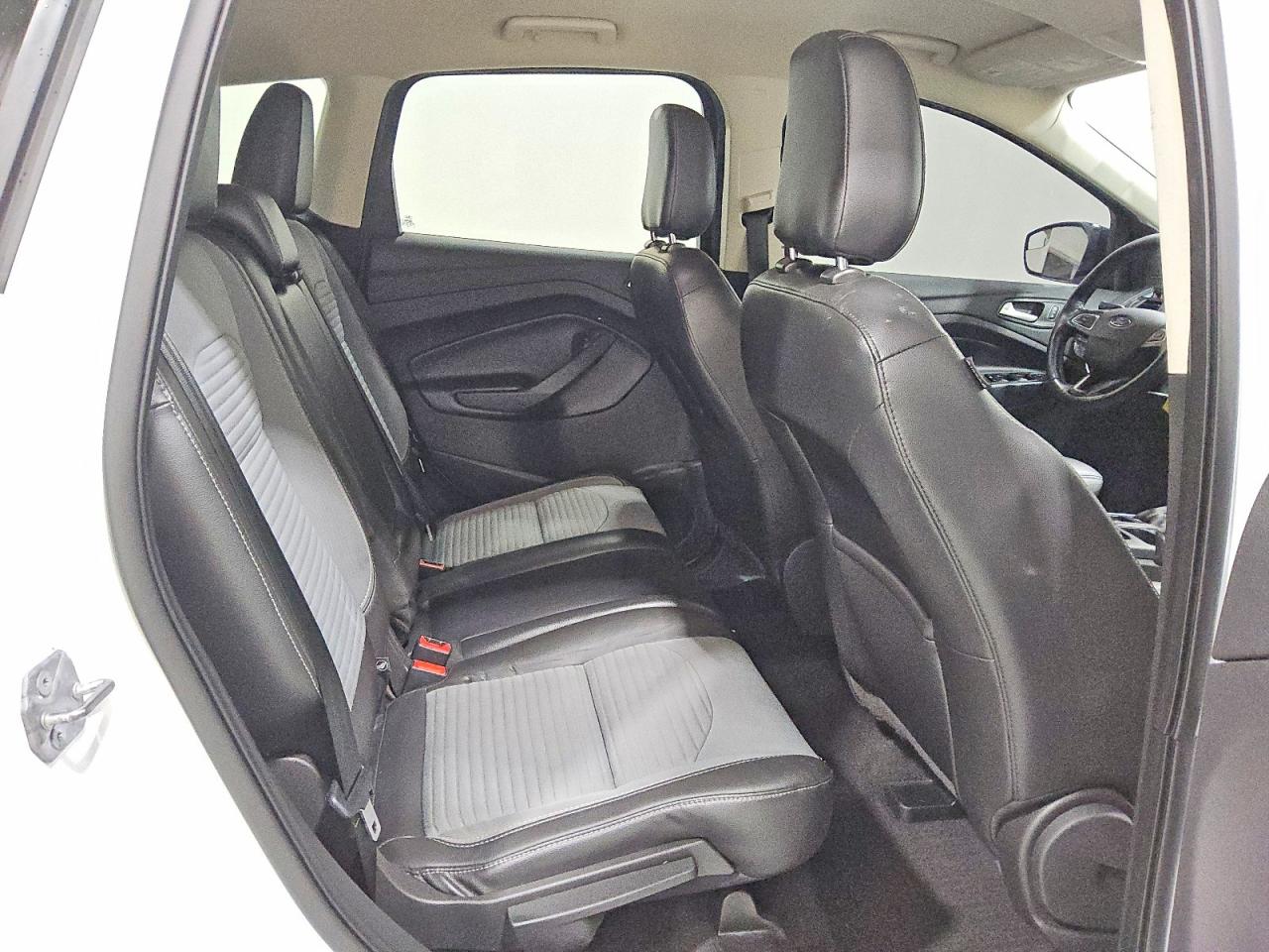 2018 Ford Escape Se White vin: 1FMCU9GD2JUD25303