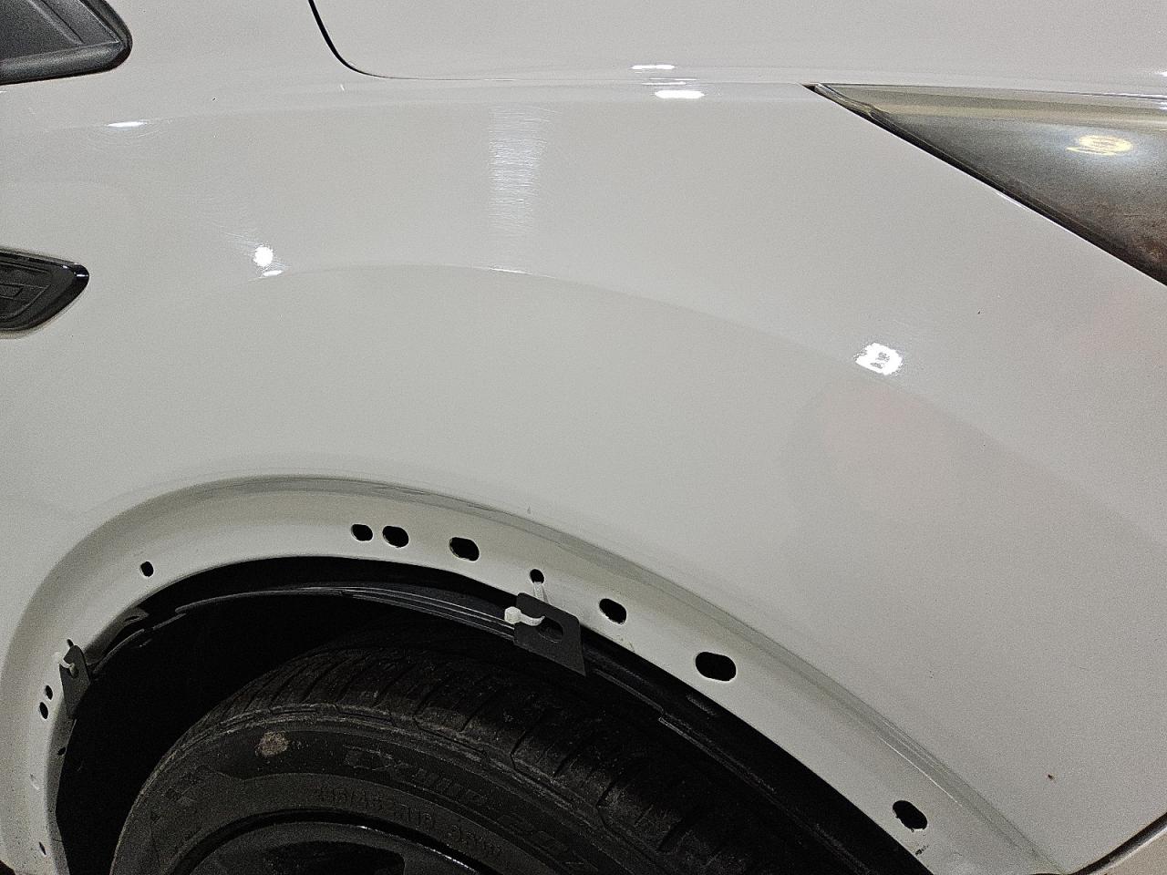 2018 Ford Escape Se White vin: 1FMCU9GD2JUD25303 Damage: Right Front Wheel Opening Mldg, Broken, Replacement Required
