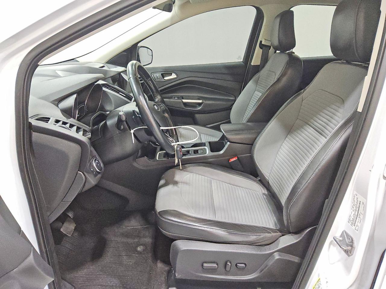 2018 Ford Escape Se White vin: 1FMCU9GD2JUD25303