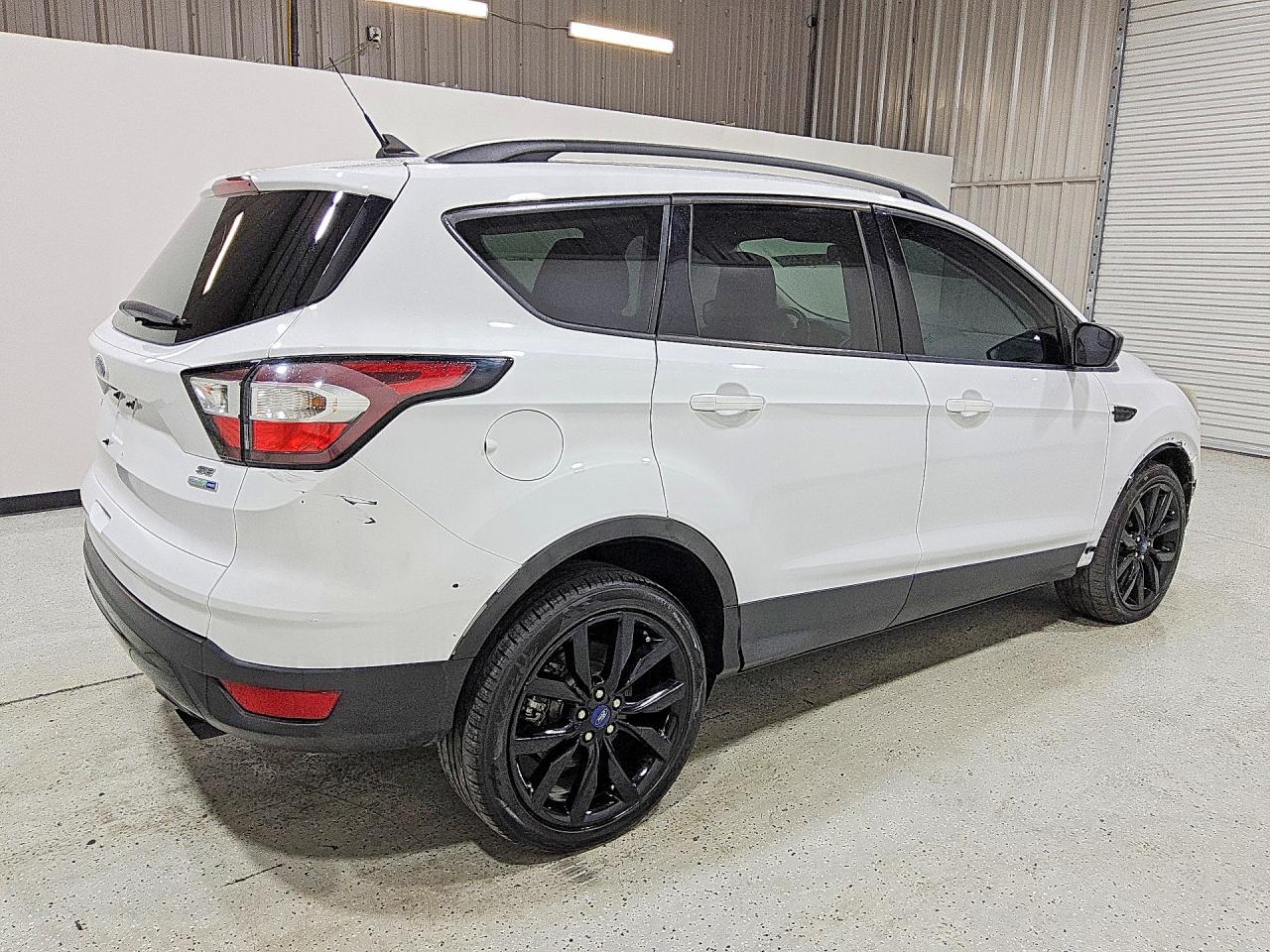 2018 Ford Escape Se White vin: 1FMCU9GD2JUD25303