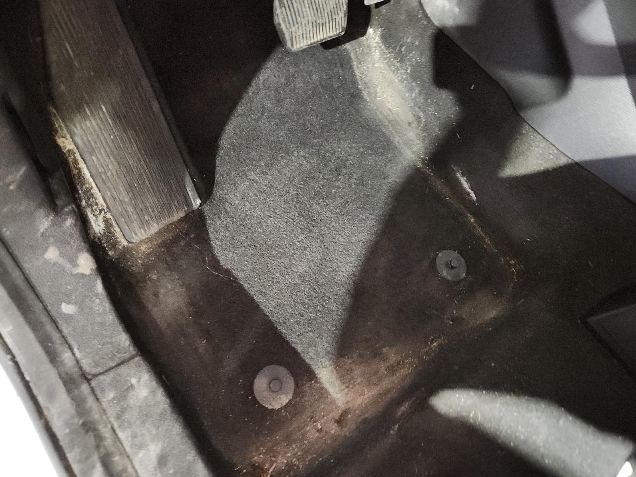 2019 Ford Escape Se White vin: 1FMCU9GD2KUC35831 Damage: Left Front Carpet, Stained, Permanent