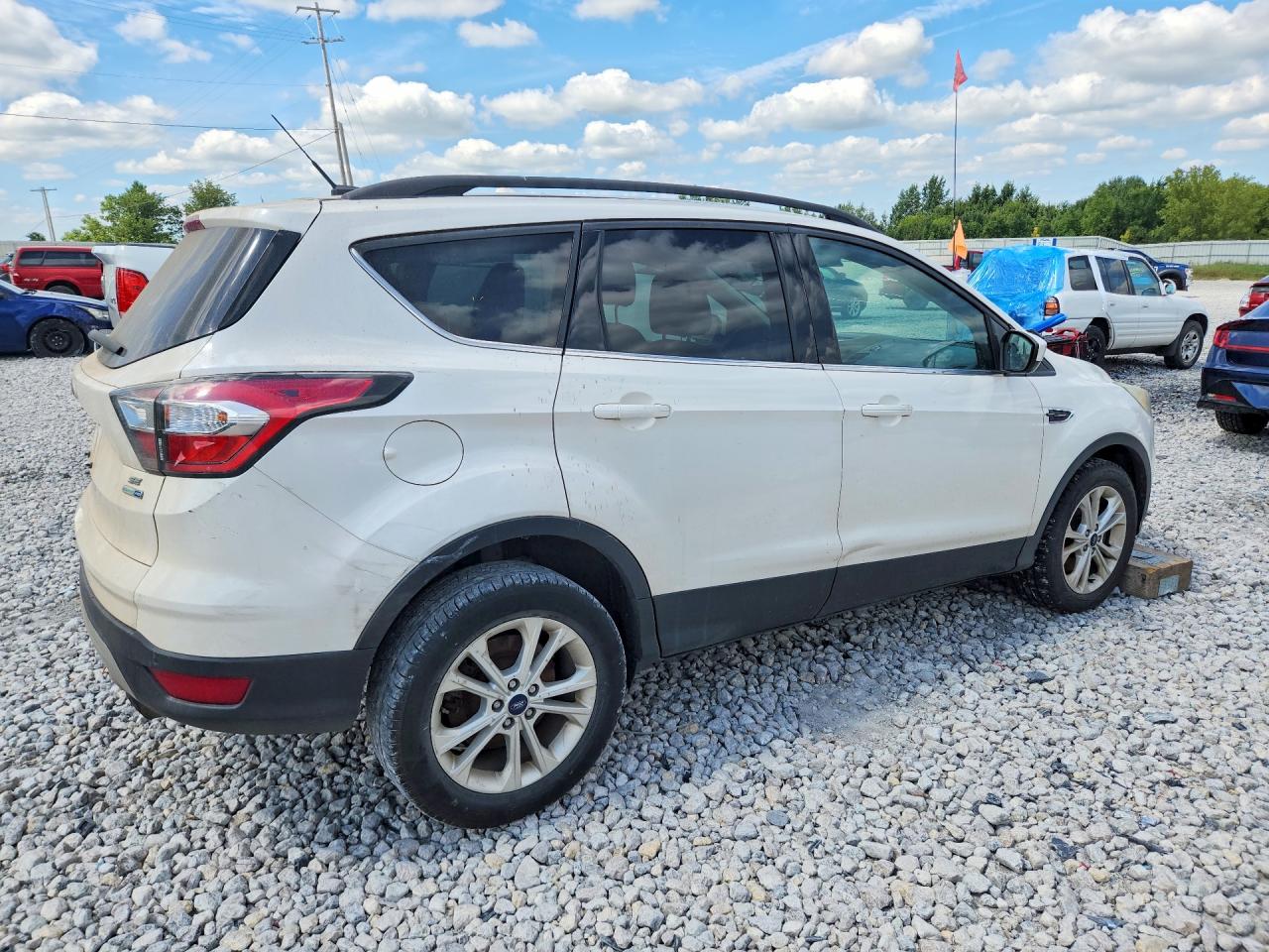 2017 Ford Escape Se Белый vin: 1FMCU9GD4HUA60703