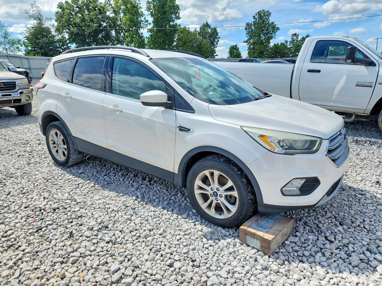 2017 Ford Escape Se Белый vin: 1FMCU9GD4HUA60703