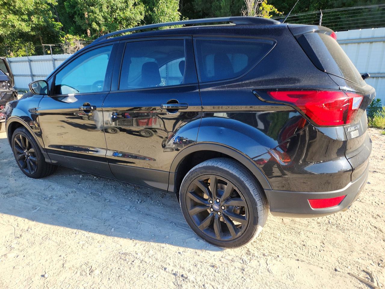 2019 Ford Escape Se Черный vin: 1FMCU9GD4KUA50910