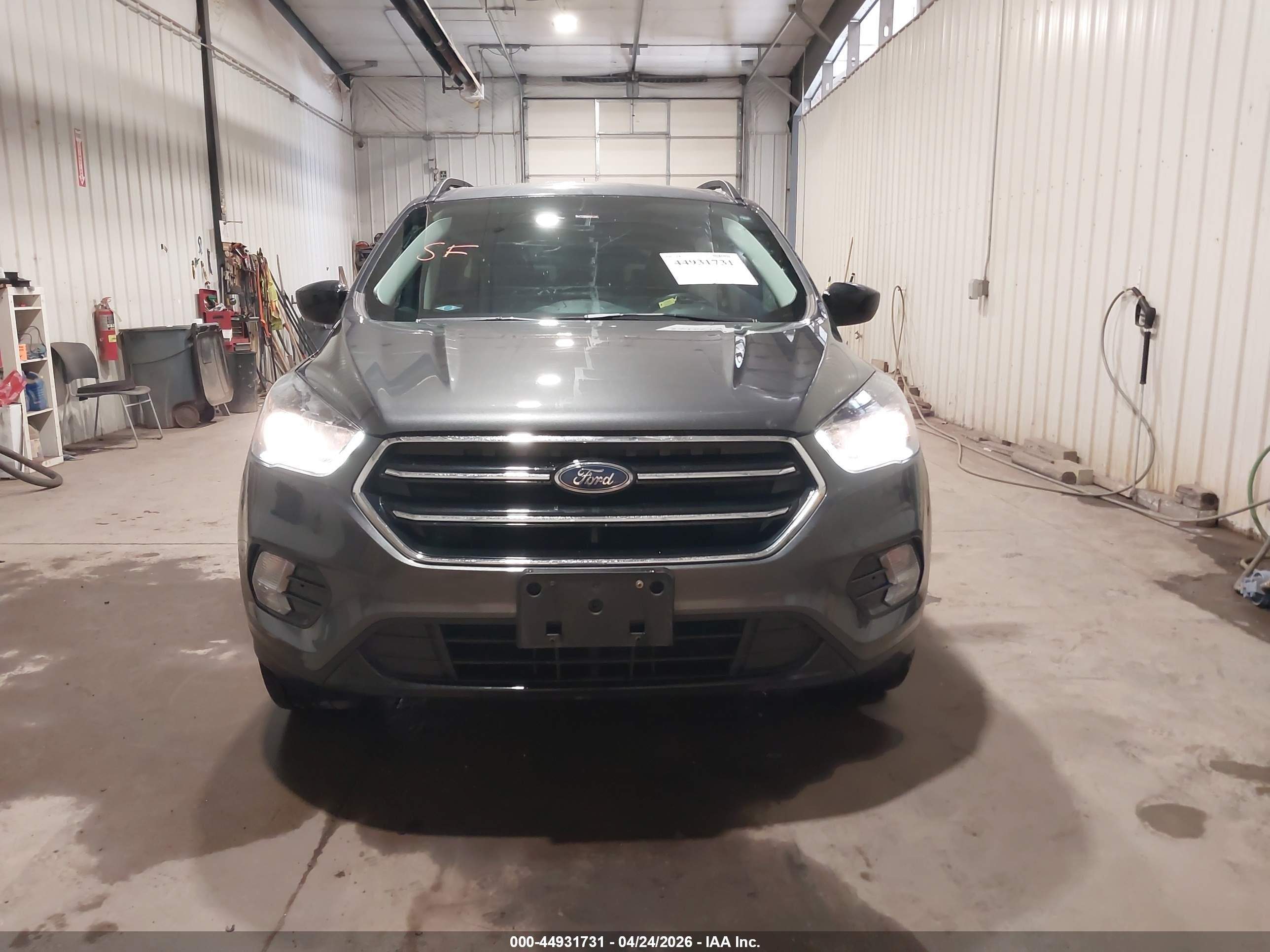 2018 Ford Escape Se Gray vin: 1FMCU9GD5JUA42331