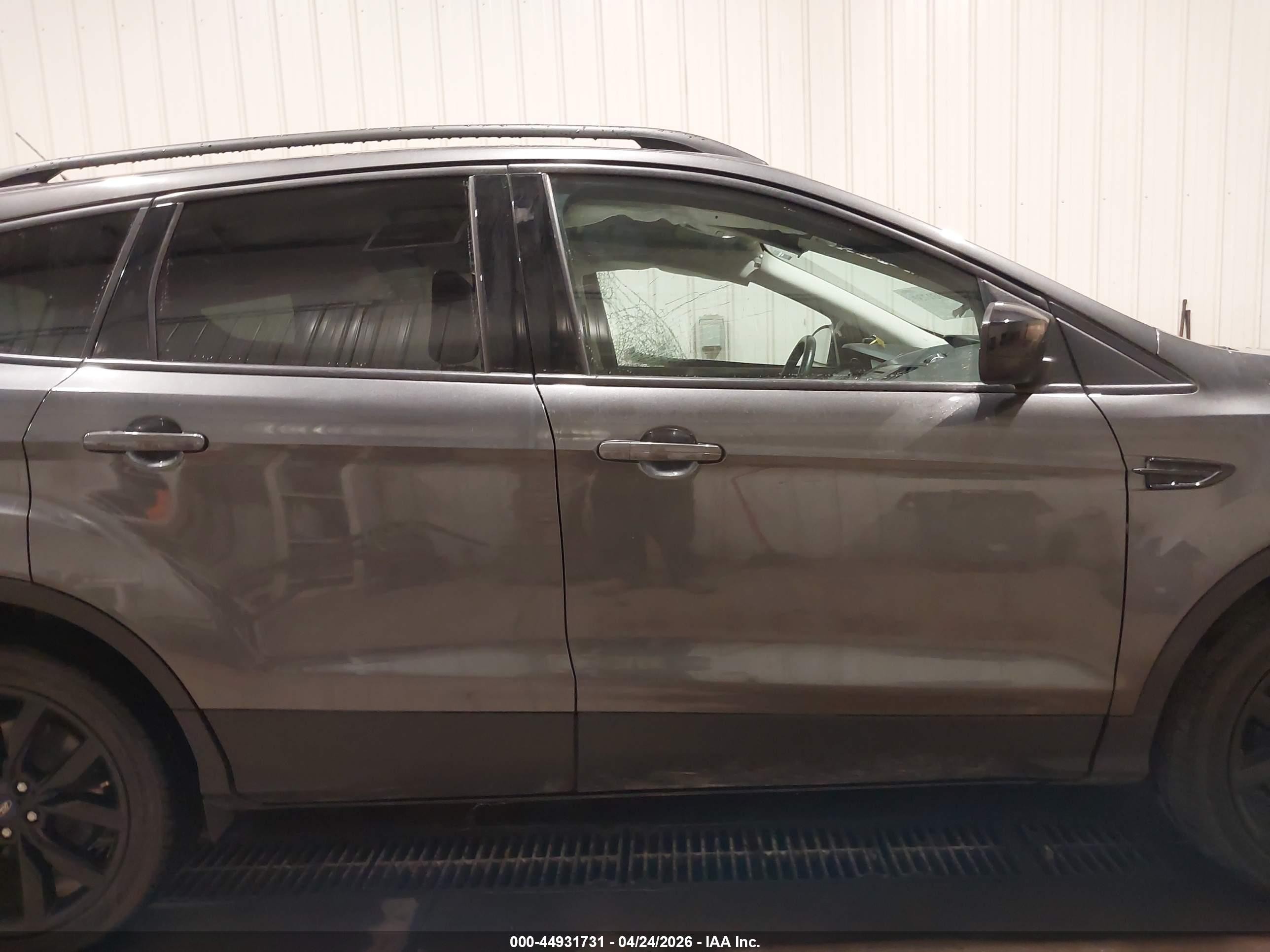2018 Ford Escape Se Gray vin: 1FMCU9GD5JUA42331