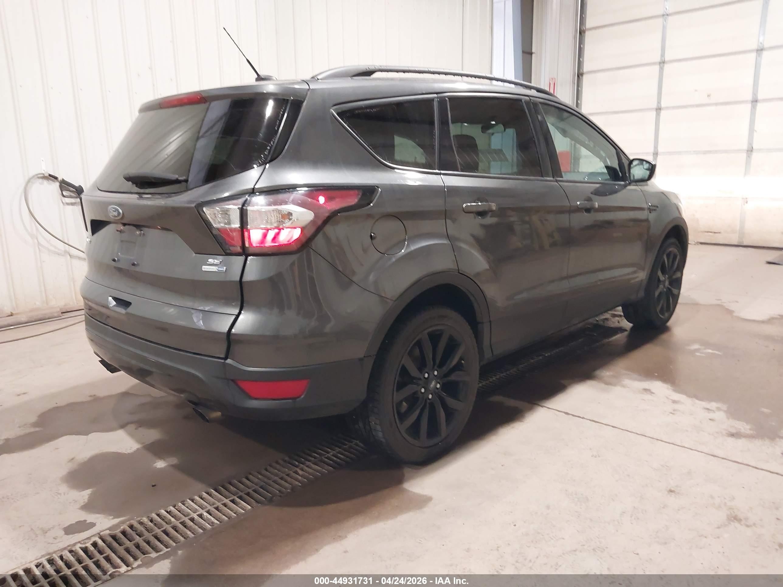 2018 Ford Escape Se Gray vin: 1FMCU9GD5JUA42331