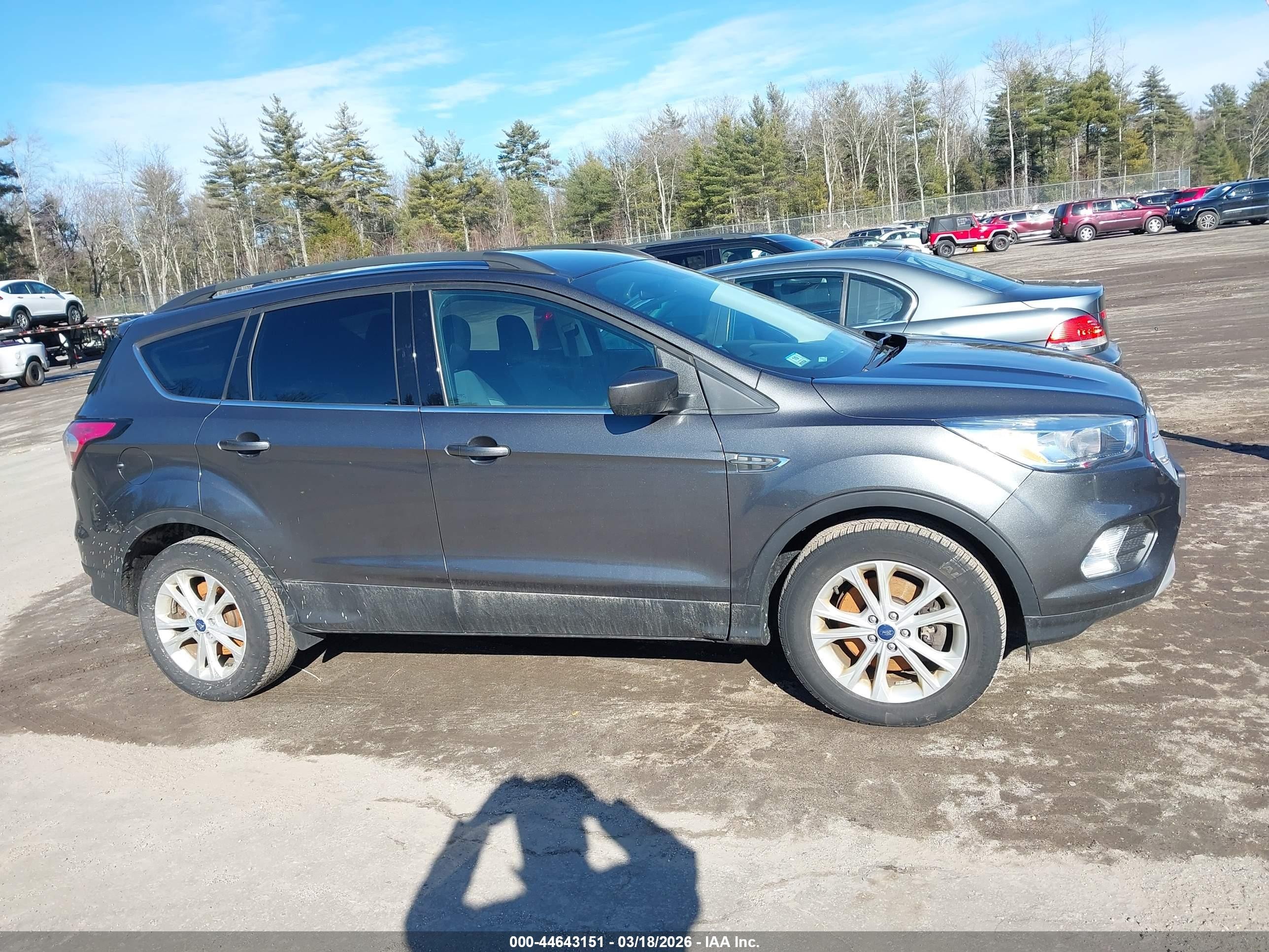 2018 Ford Escape Se Gray vin: 1FMCU9GD5JUB65613