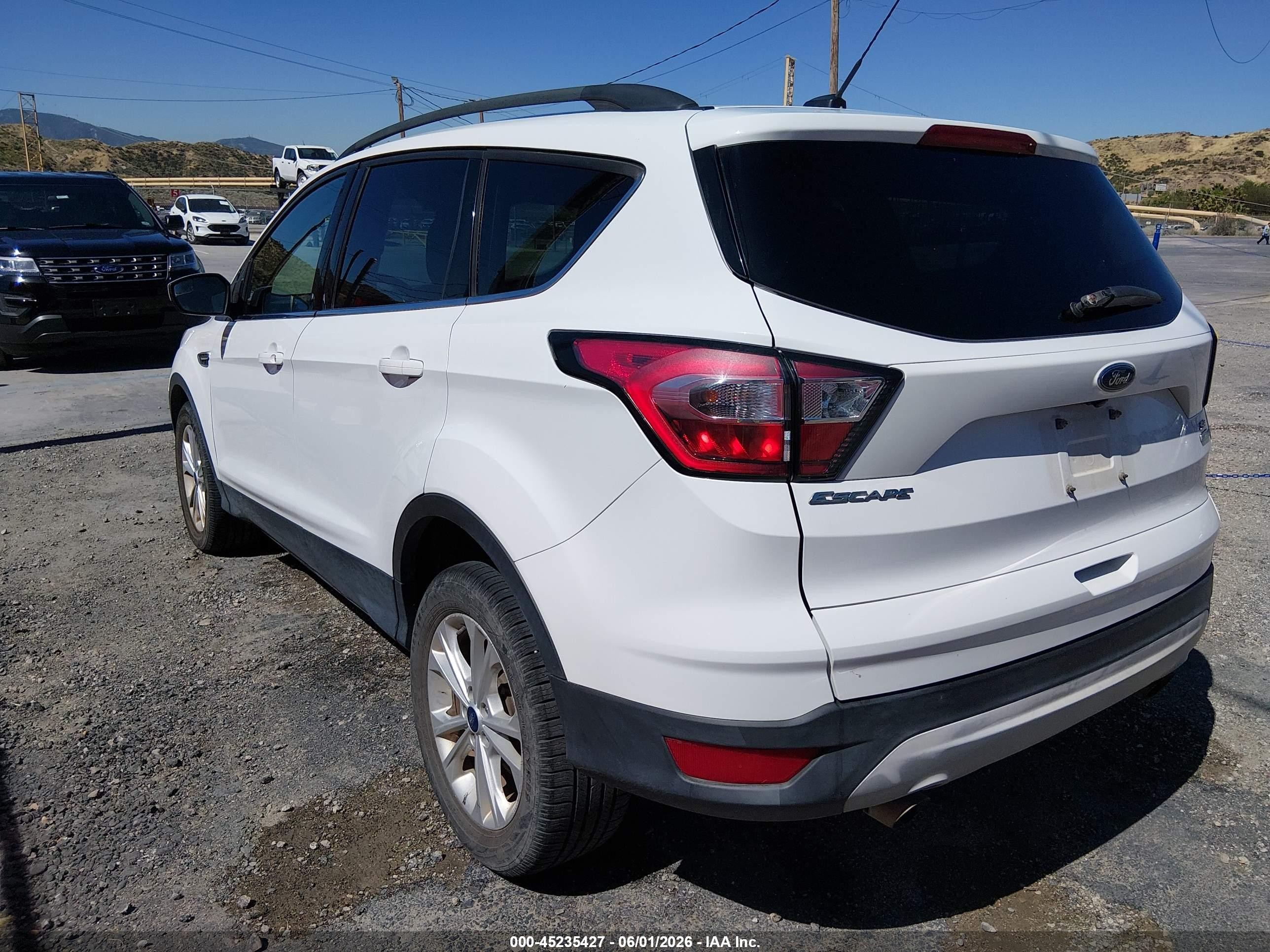 2018 Ford Escape Se Белый vin: 1FMCU9GD5JUD08575